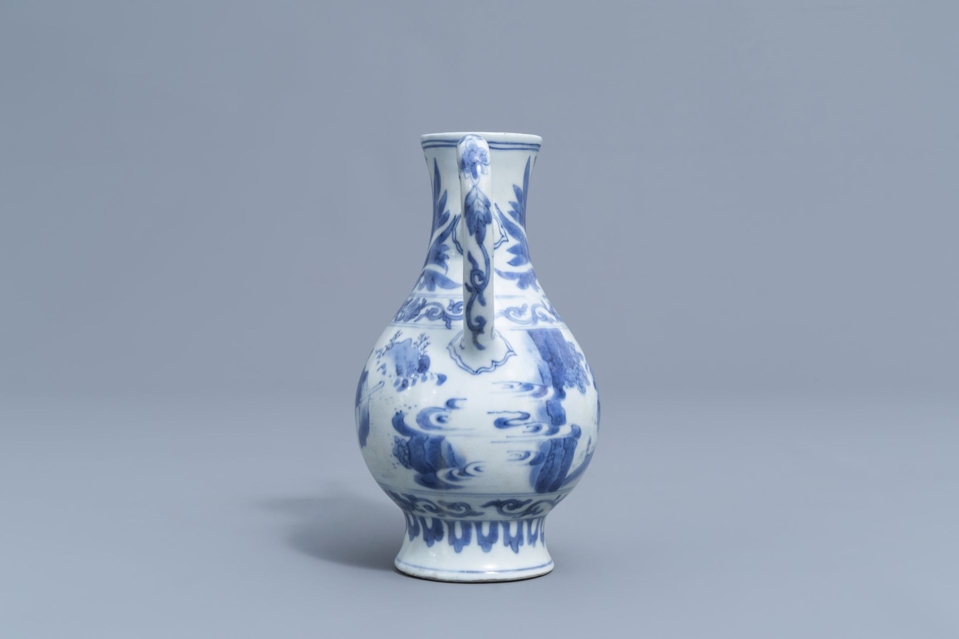 A Chinese blue and white ewer with figures in a landscape, Transitional period, 17th C. - Image 4 of 8