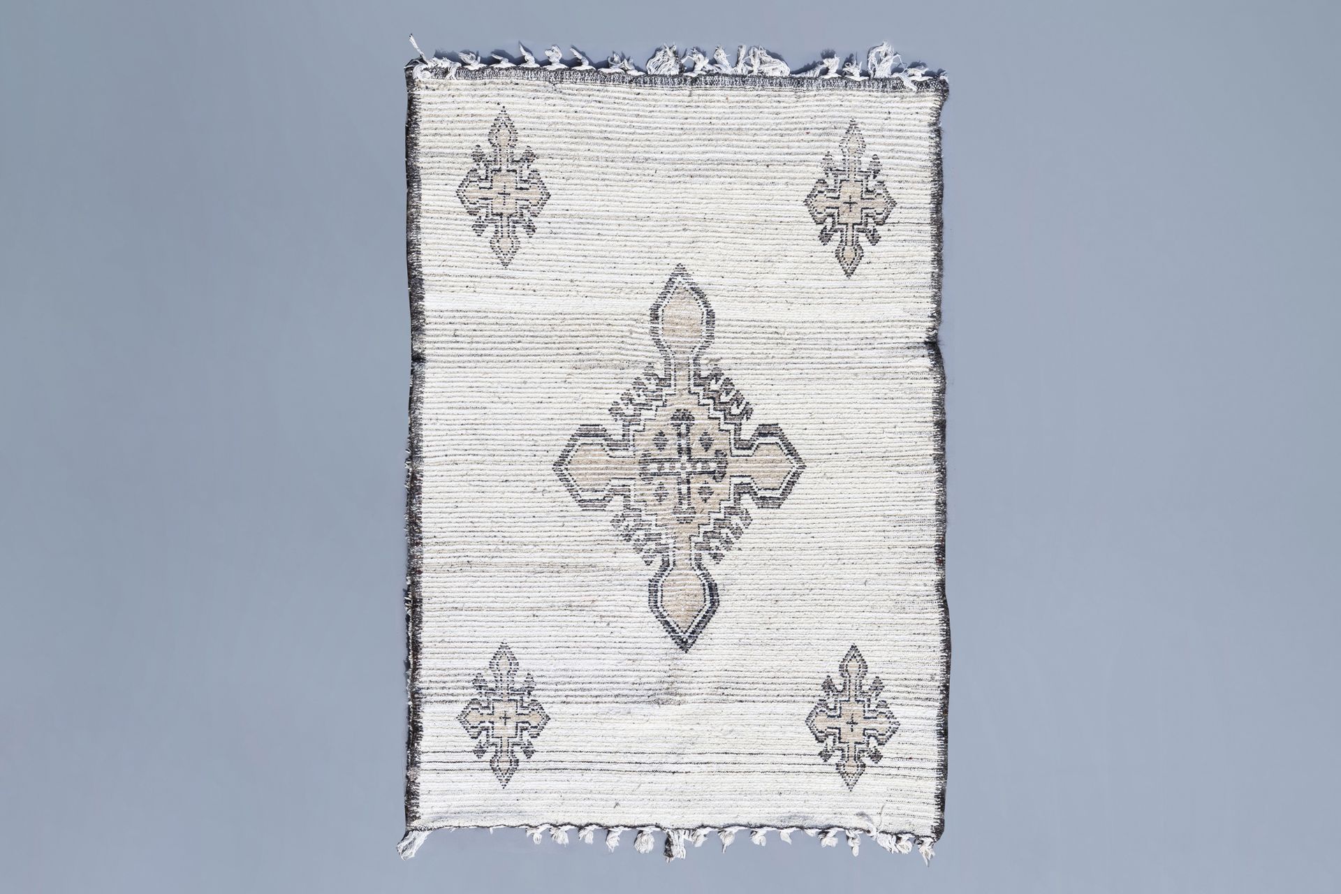 An Algerian woolen berber carpet with Crux, El-Oued, 20th C. - Image 2 of 3