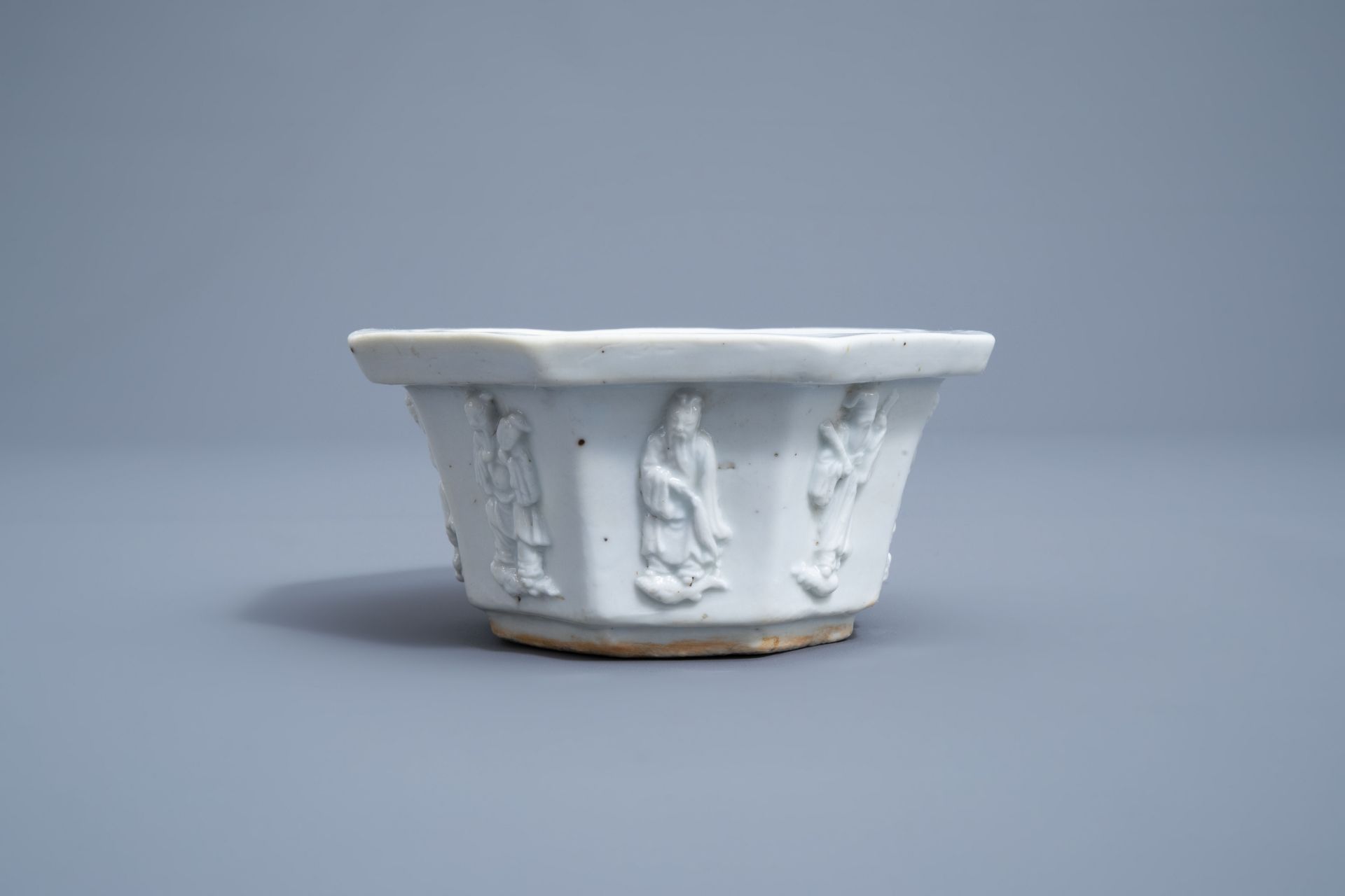 A varied collection of Chinese monochrome porcelain wares, 19th/20th C. - Image 8 of 19