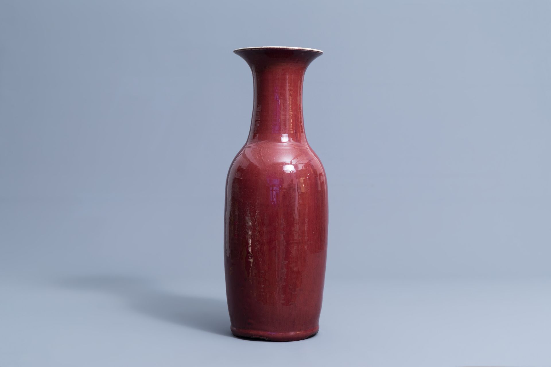 A Chinese monochrome sang de boeuf vase, 19th C. - Image 2 of 6