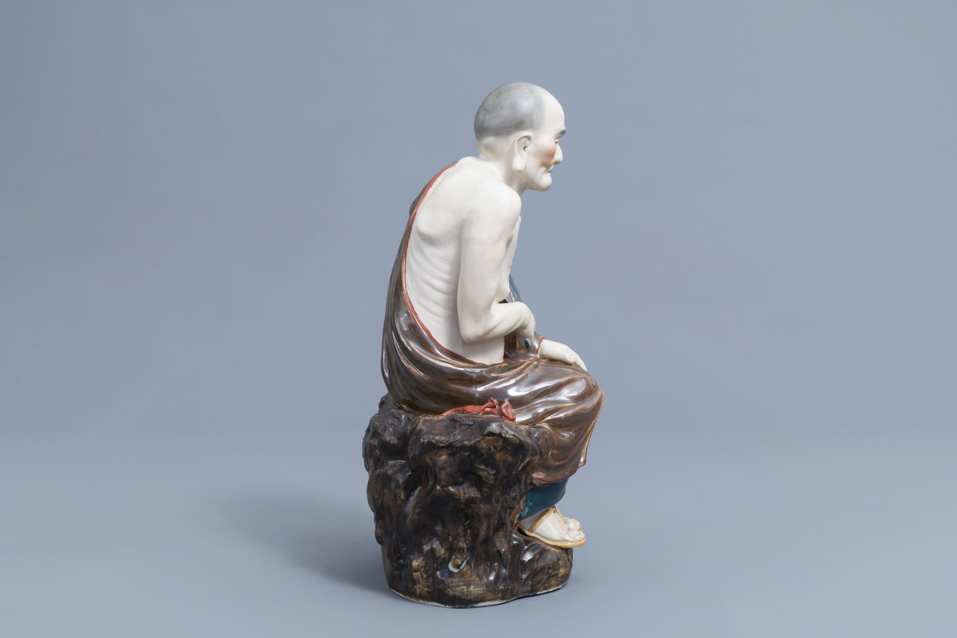 A Chinese Luohan figure in polychrome porcelain and biscuit, 20th C. - Image 4 of 8