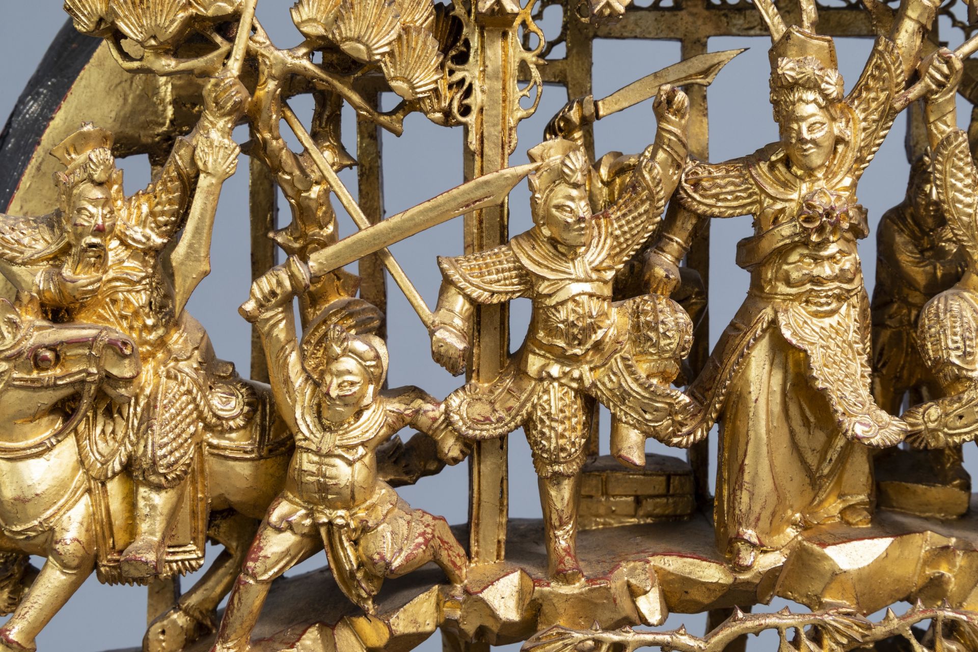 A Chinese reticulated gilt wood 'battle scene' medallion on stand, 19th C. - Image 11 of 14