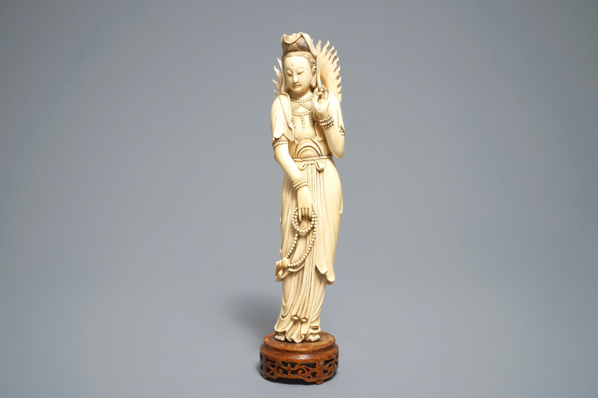 A Chinese carved ivory figure of Guanyin, 19th C. - Image 2 of 6