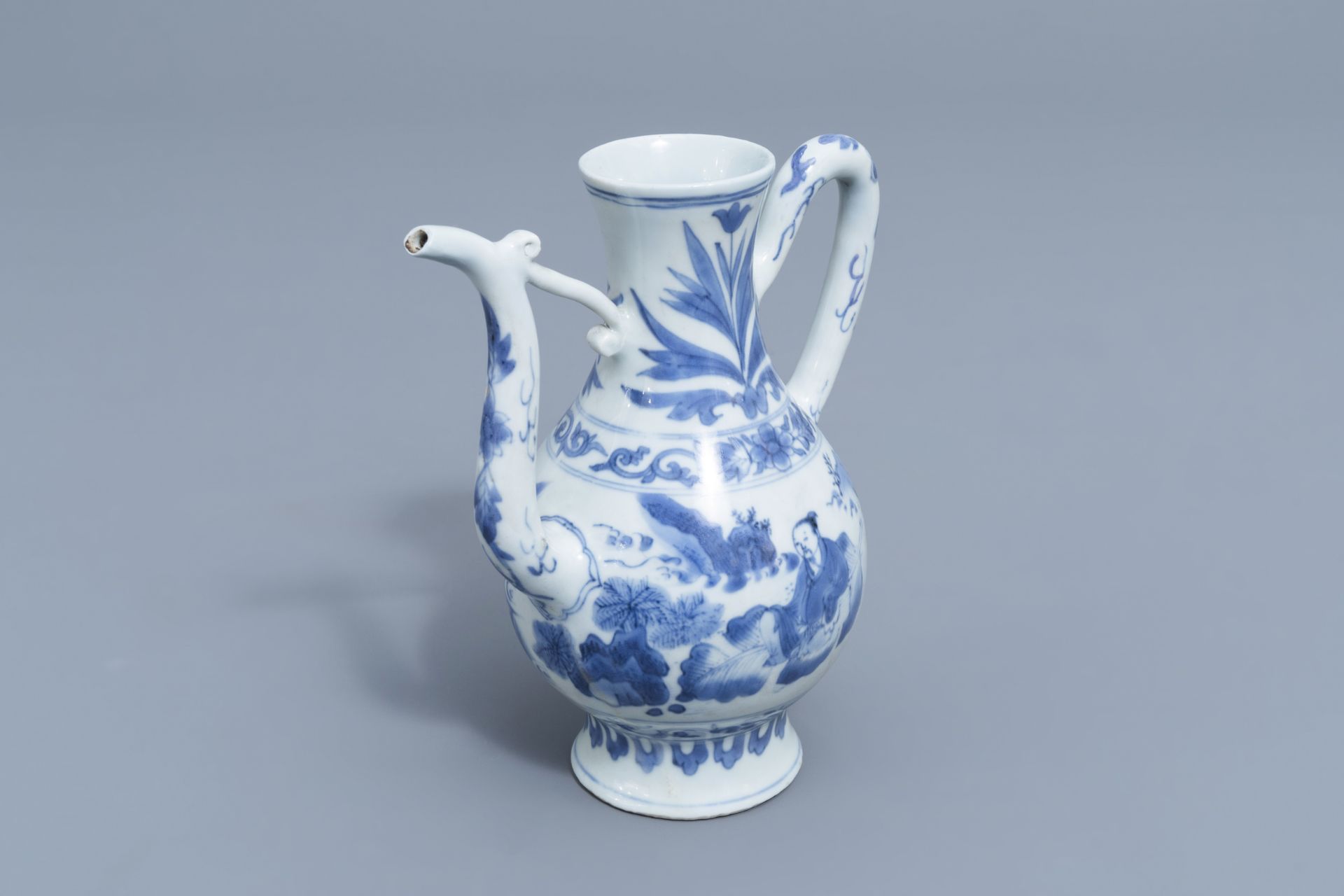 A Chinese blue and white ewer with figures in a landscape, Transitional period, 17th C. - Image 2 of 8