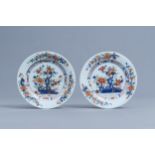 A pair of Chinese verte-Imari plates with floral design, Qianlong