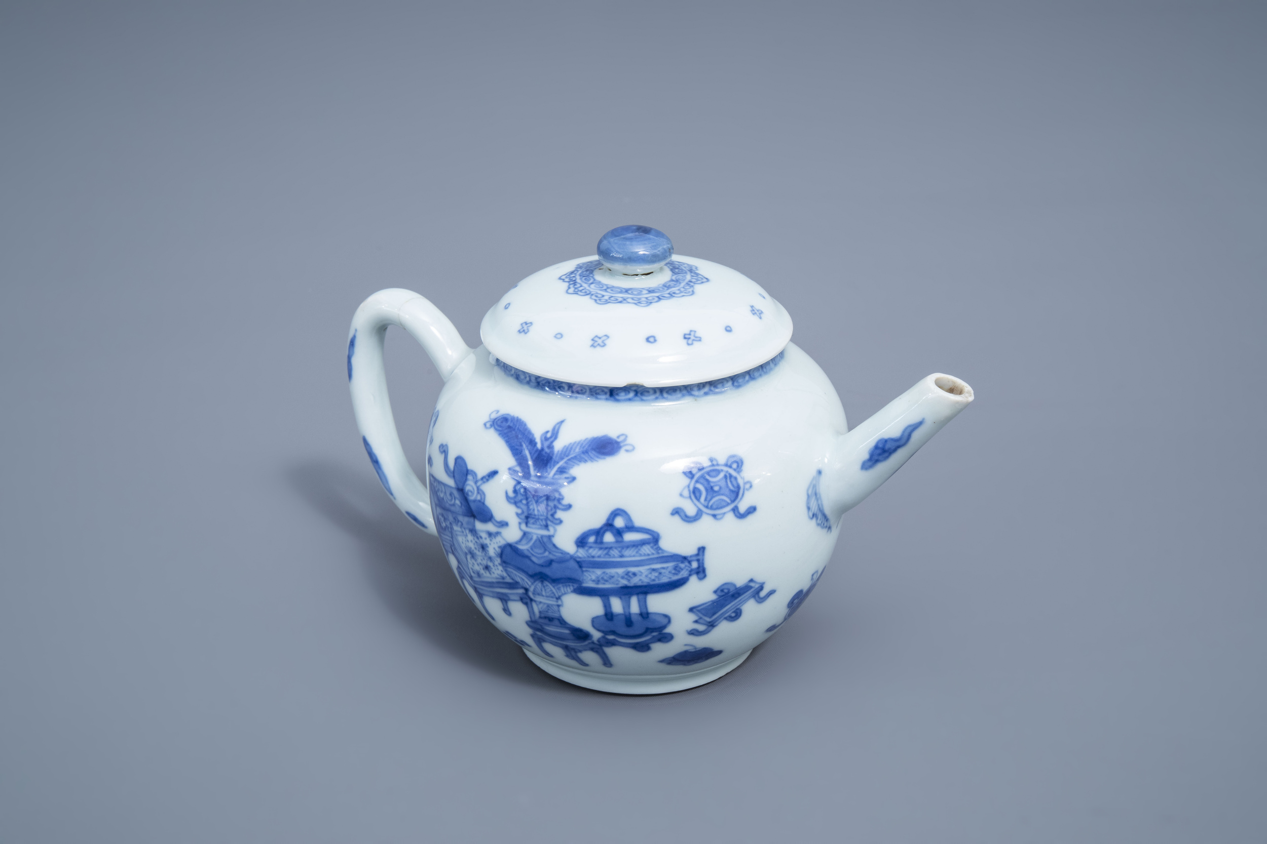 A Chinese blue and white teapot and cover with antiquities design, Kangxi - Image 2 of 8