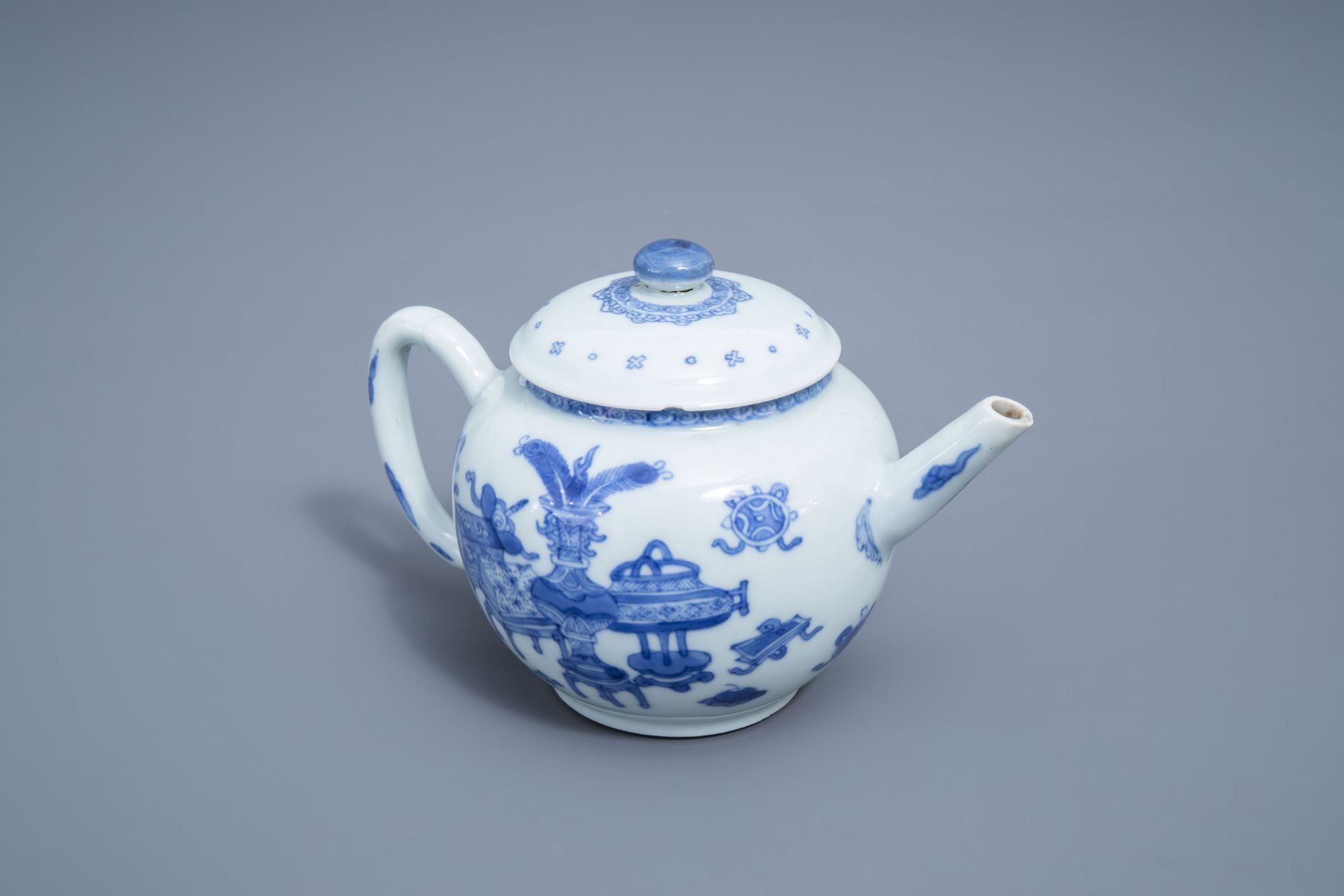 A Chinese blue and white teapot and cover with antiquities design, Kangxi - Image 2 of 8