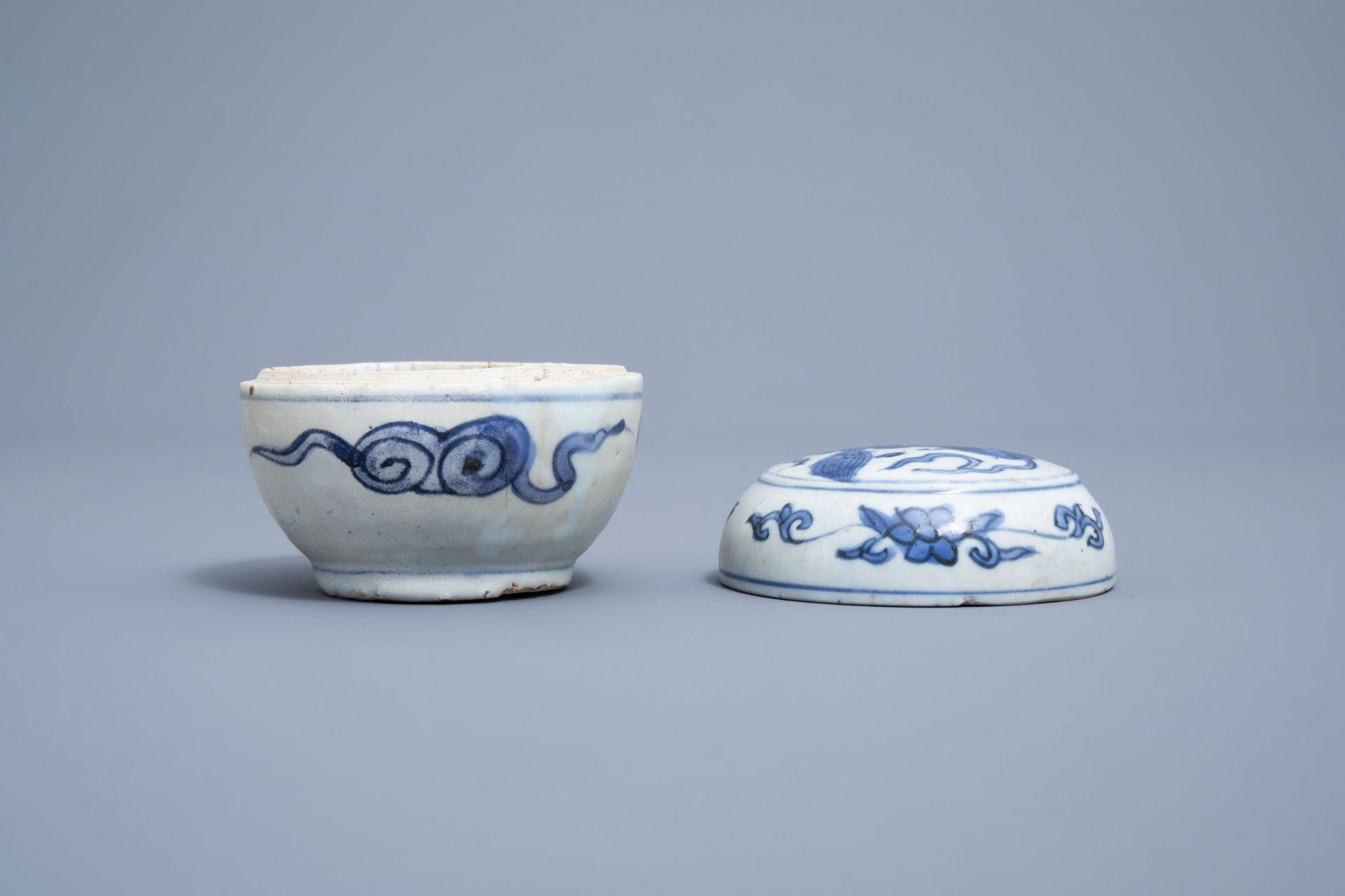 A Chinese blue and white box and cover with a mythical animal, Ming - Image 5 of 9