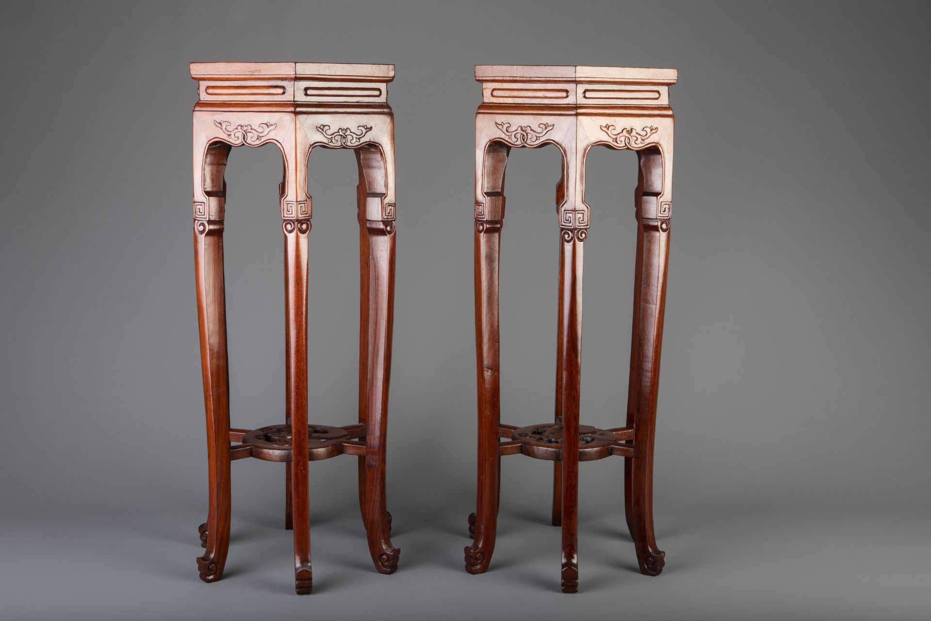 A pair of Chinese carved wood and marble hexagonal vase stands, 20th C. - Image 5 of 7