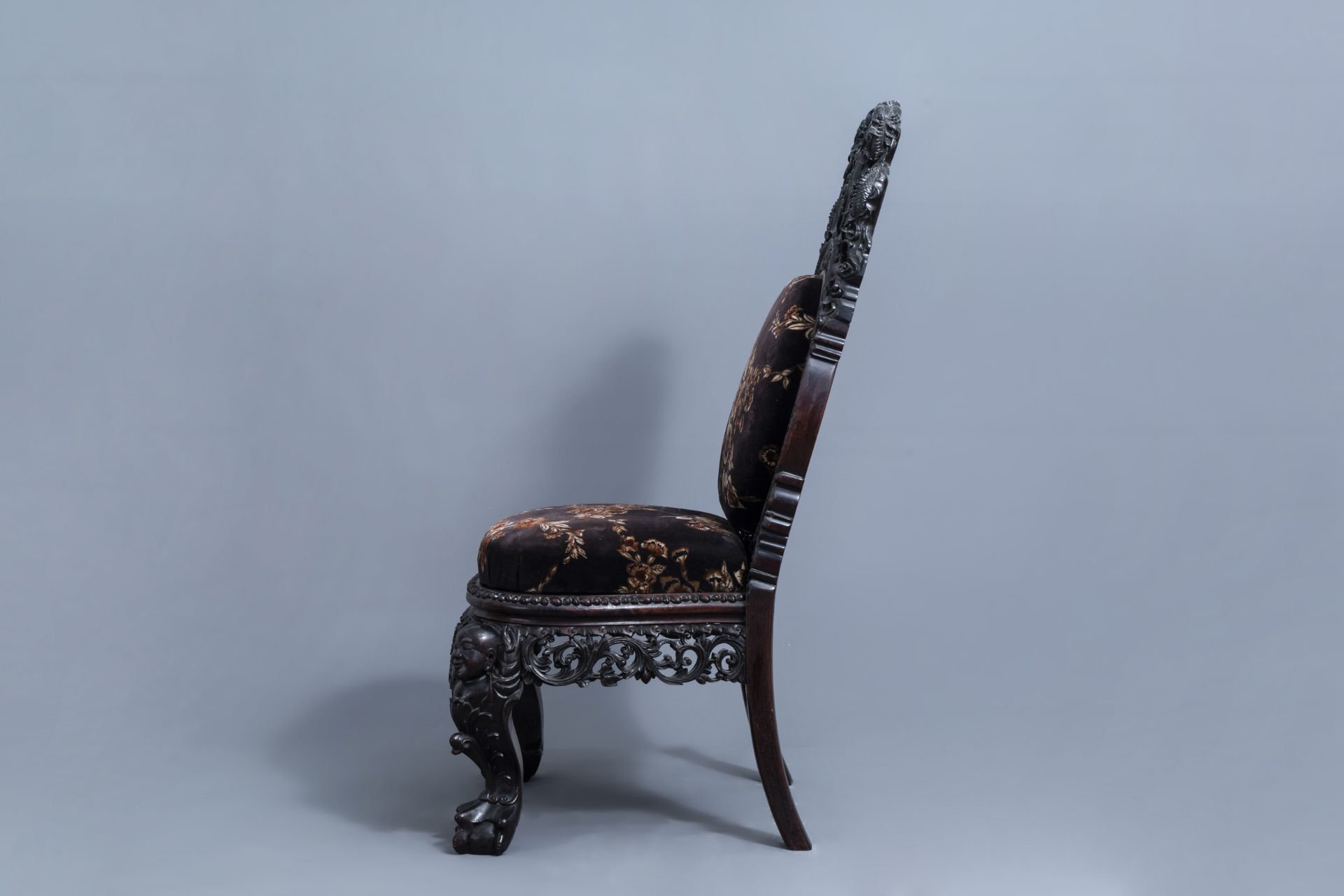 A Chinese finely carved wooden chair, 19th C. - Image 5 of 10