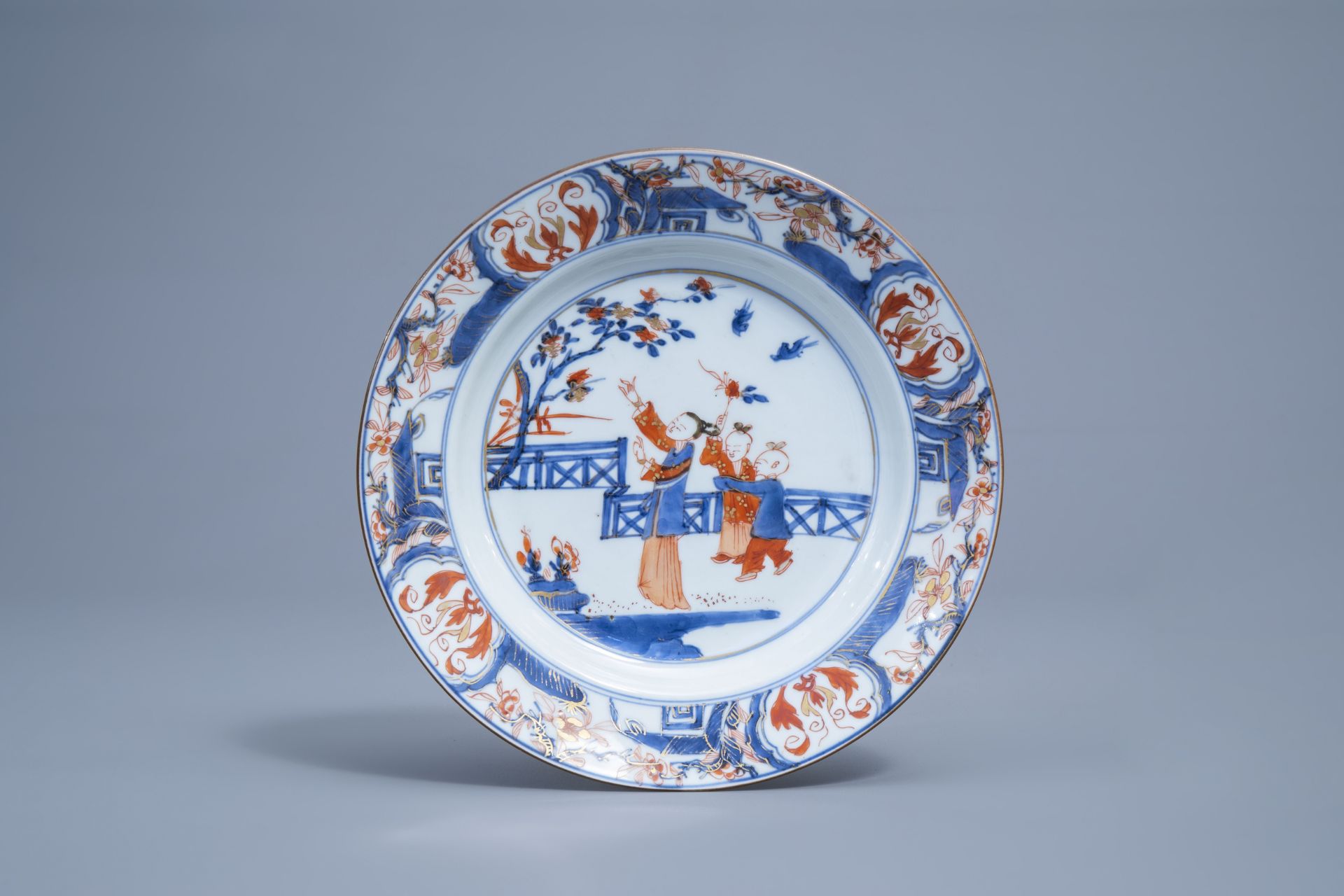 A pair of Chinese Imari style plates with figures in a garden, Kangxi - Image 3 of 10