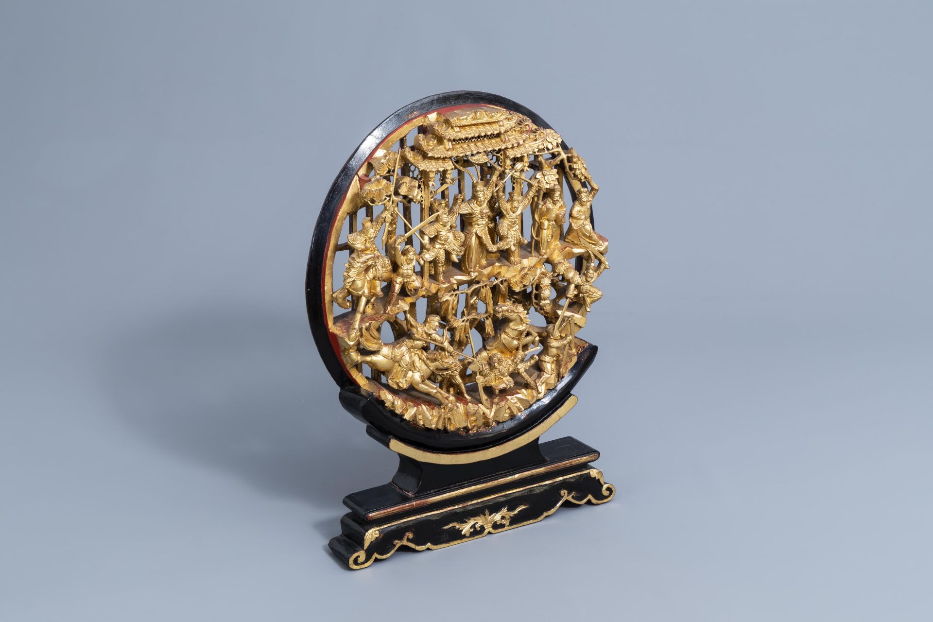 A Chinese reticulated gilt wood 'battle scene' medallion on stand, 19th C. - Image 2 of 14