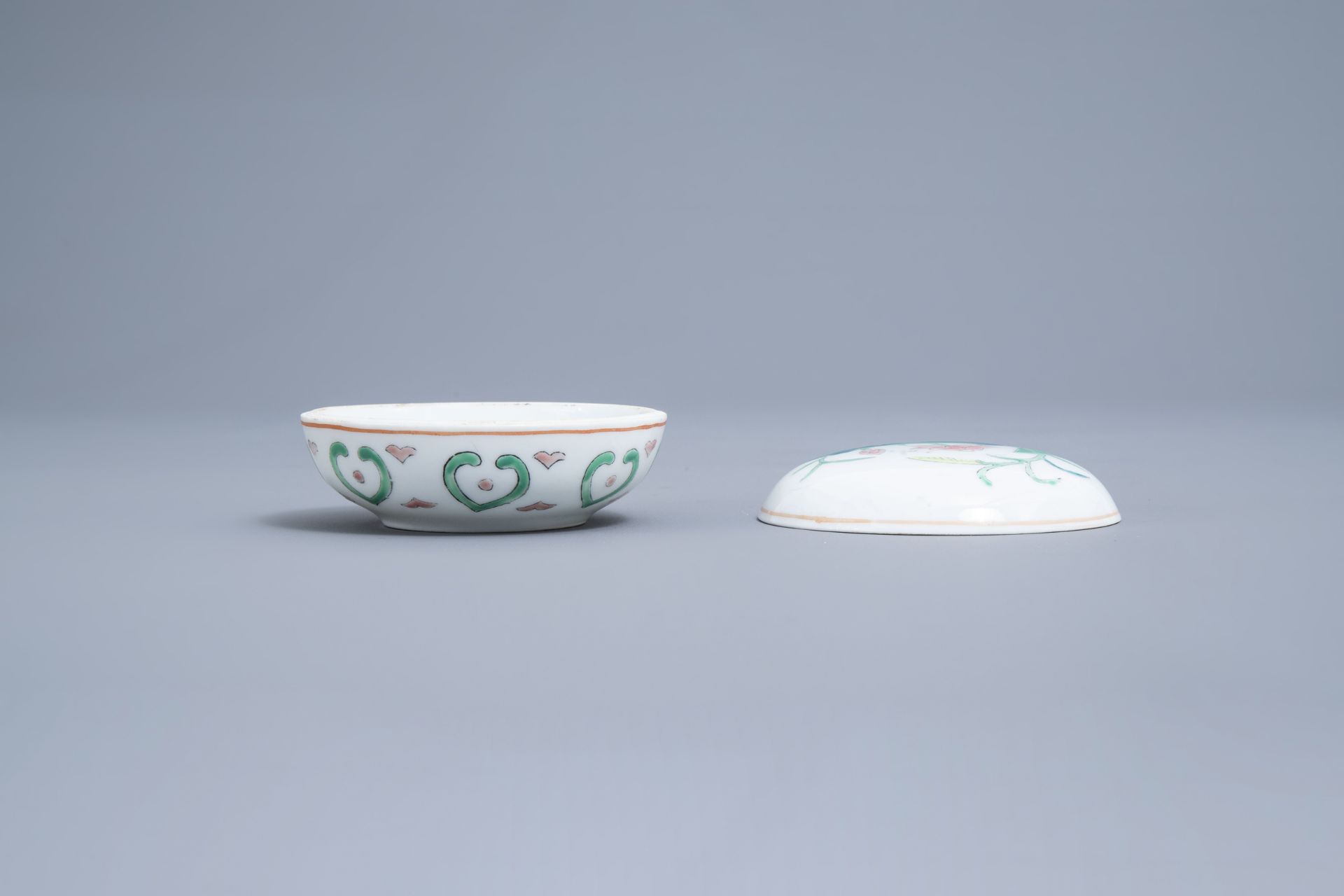 A varied collection of Chinese blue, white and famille rose porcelain, 18th C. and later - Image 19 of 42