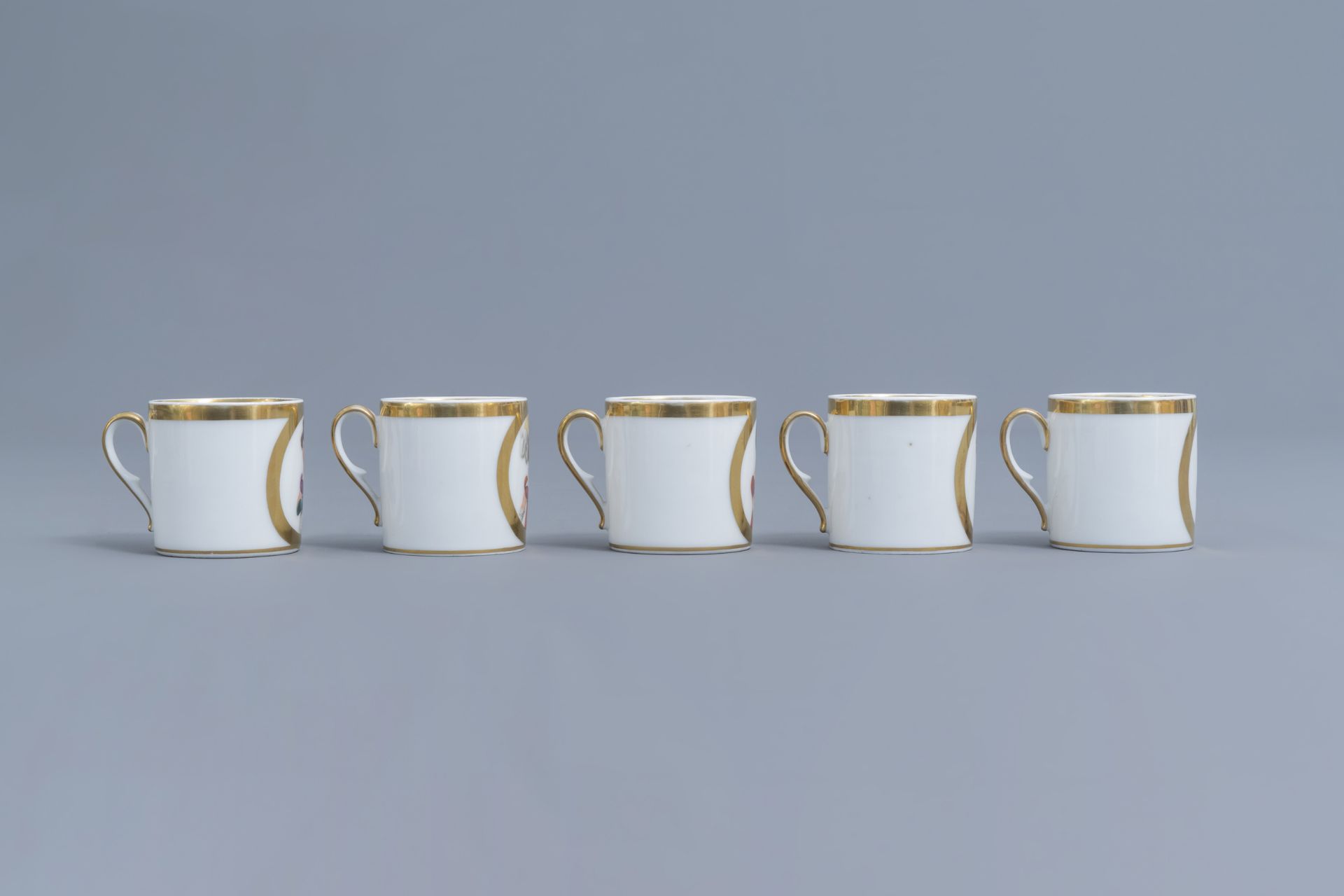 A 25-piece Paris porcelain coffee and tea service with First French Empire ladies portraits, 19th C. - Image 56 of 70