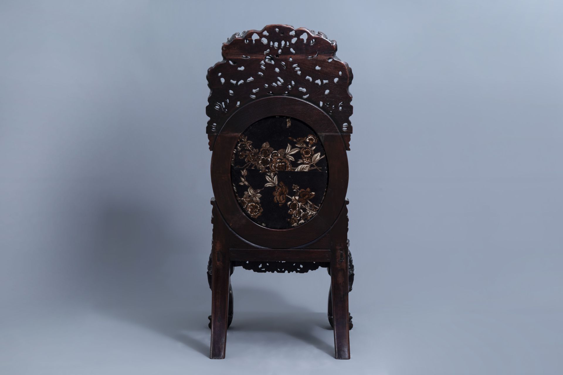 A Chinese finely carved wooden chair, 19th C. - Image 4 of 10