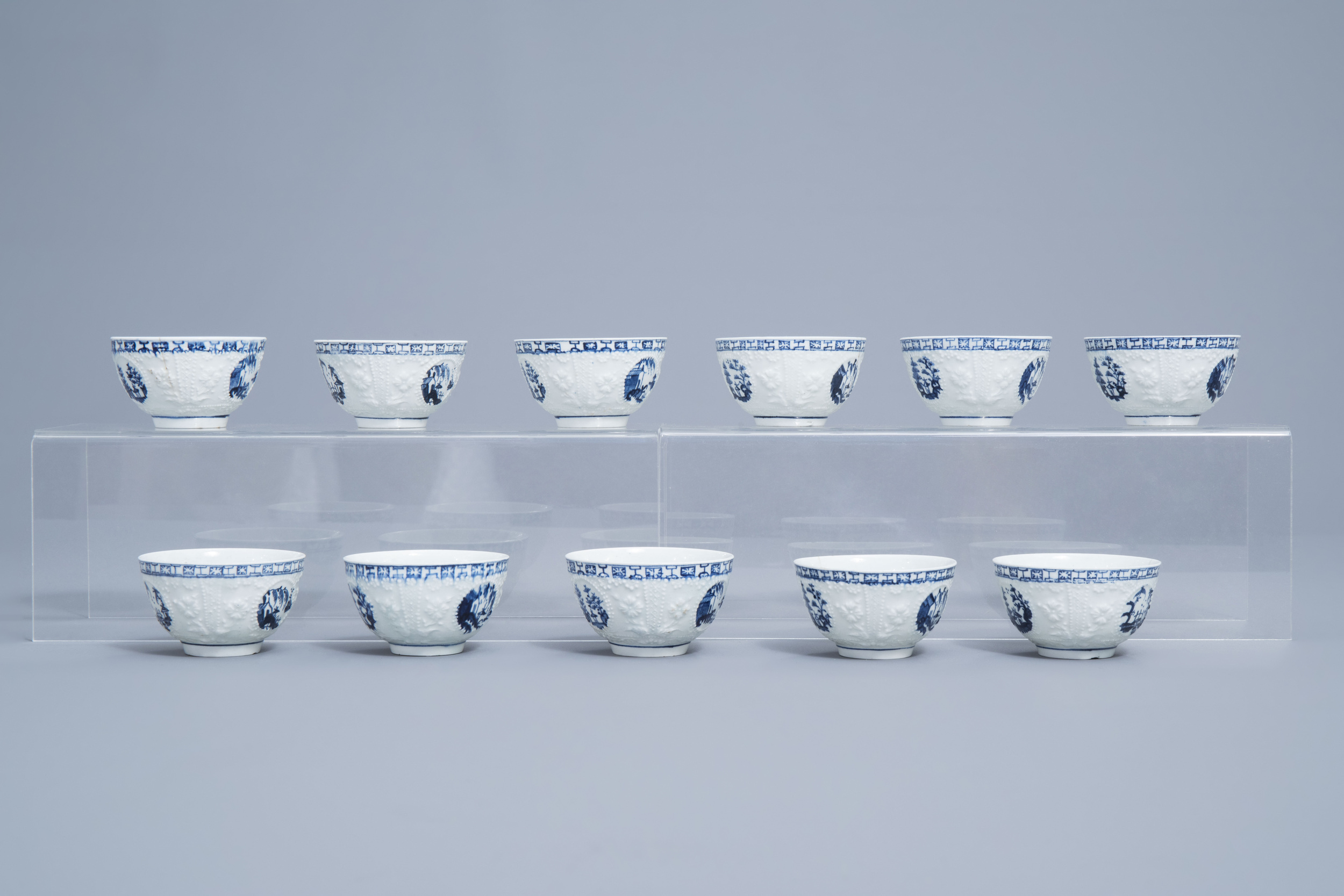 An English 22-piece blue and white Lowestoft creamware 'Hughes' coffee and tea service, 18th C. - Image 18 of 38