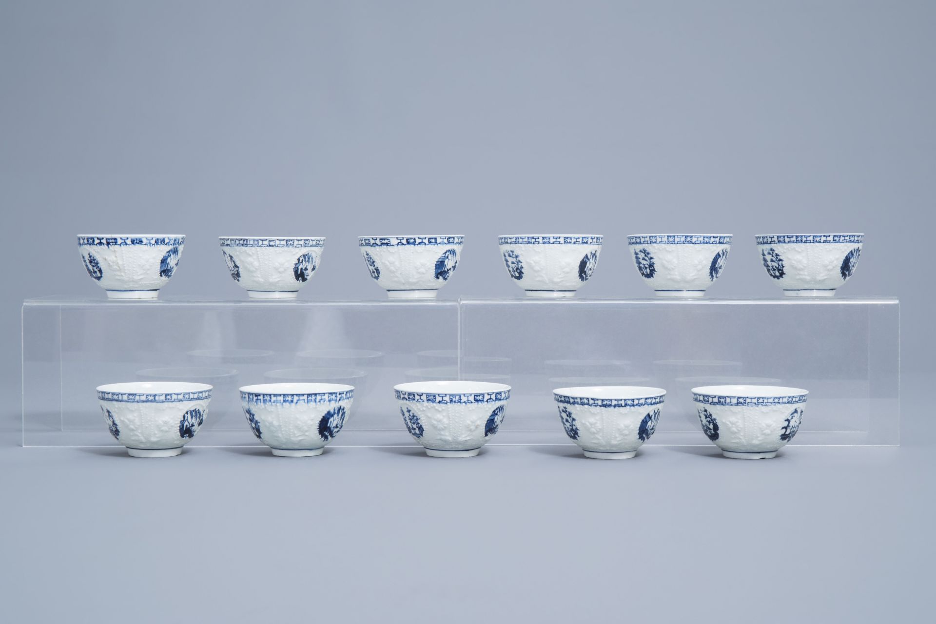 An English 22-piece blue and white Lowestoft creamware 'Hughes' coffee and tea service, 18th C. - Image 18 of 38