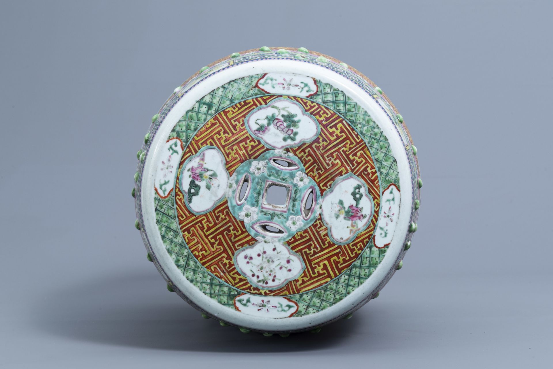 A Chinese famille rose garden seat with ladies on a terrace, 19th C. - Image 6 of 7