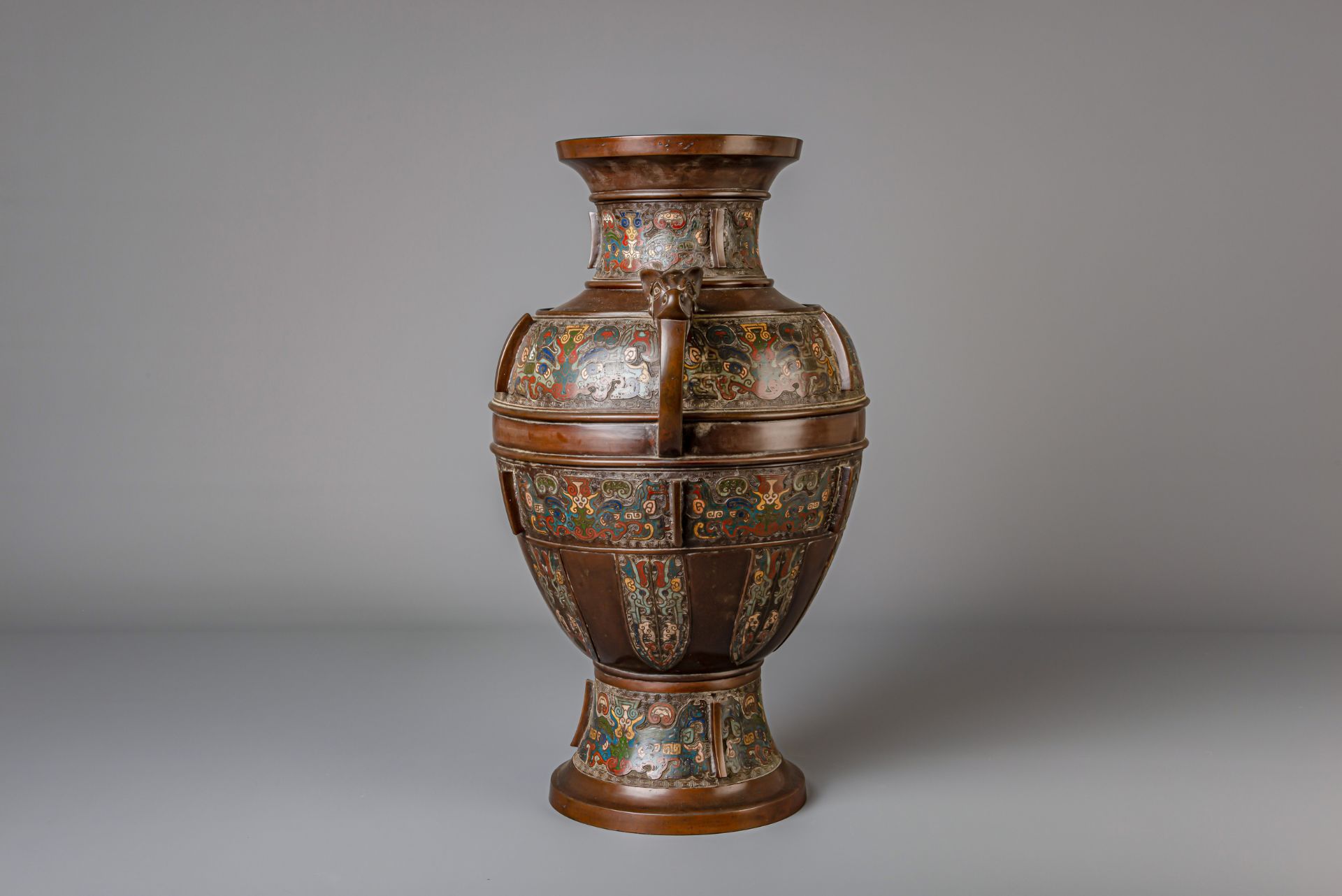 A Japanese vase, a censer and a jardiniere in champleve and cloisonne, Meiji, 19th/20th C. - Image 5 of 20