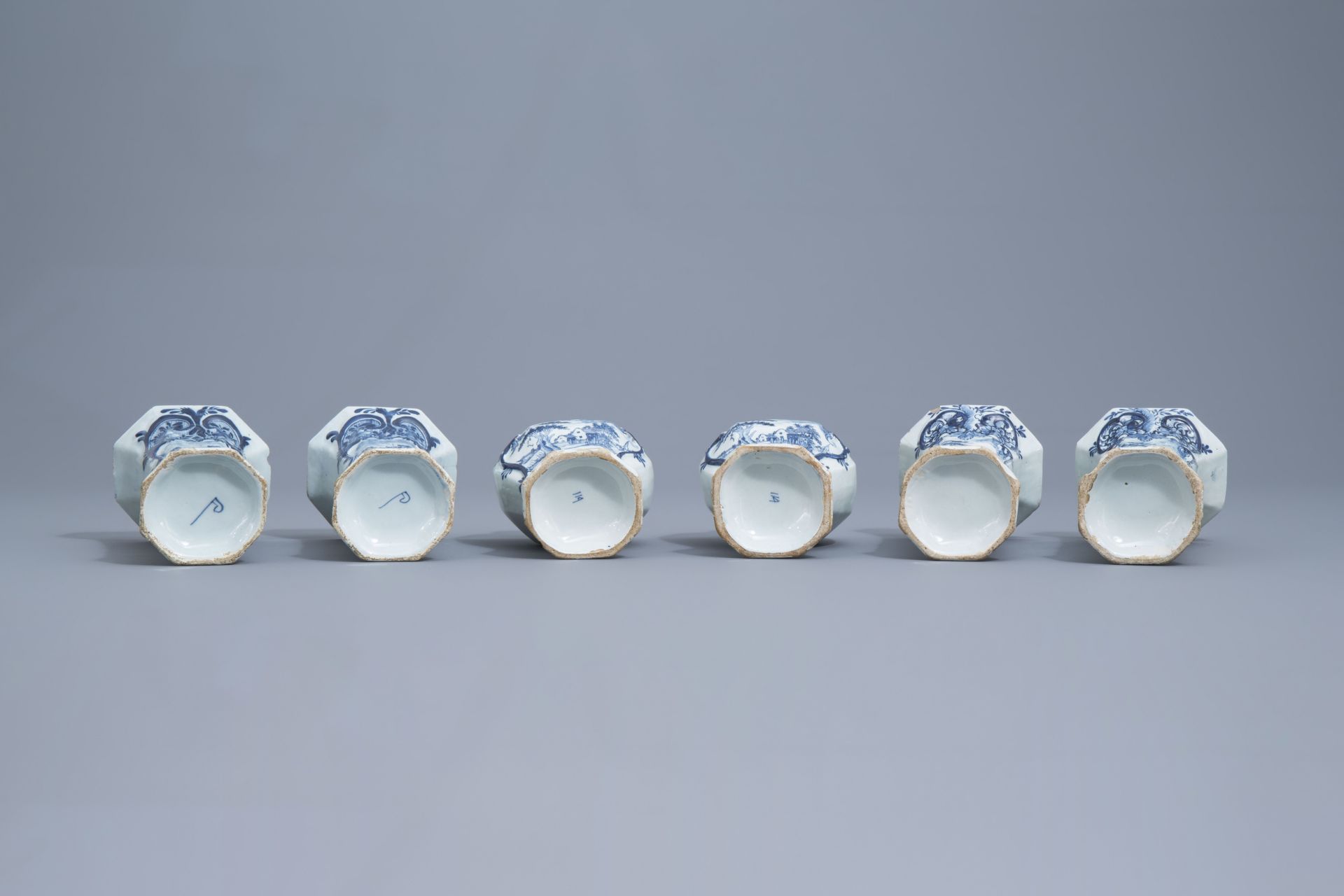 Six Dutch Delft blue and white vases and six plates, 18th C. - Bild 7 aus 16