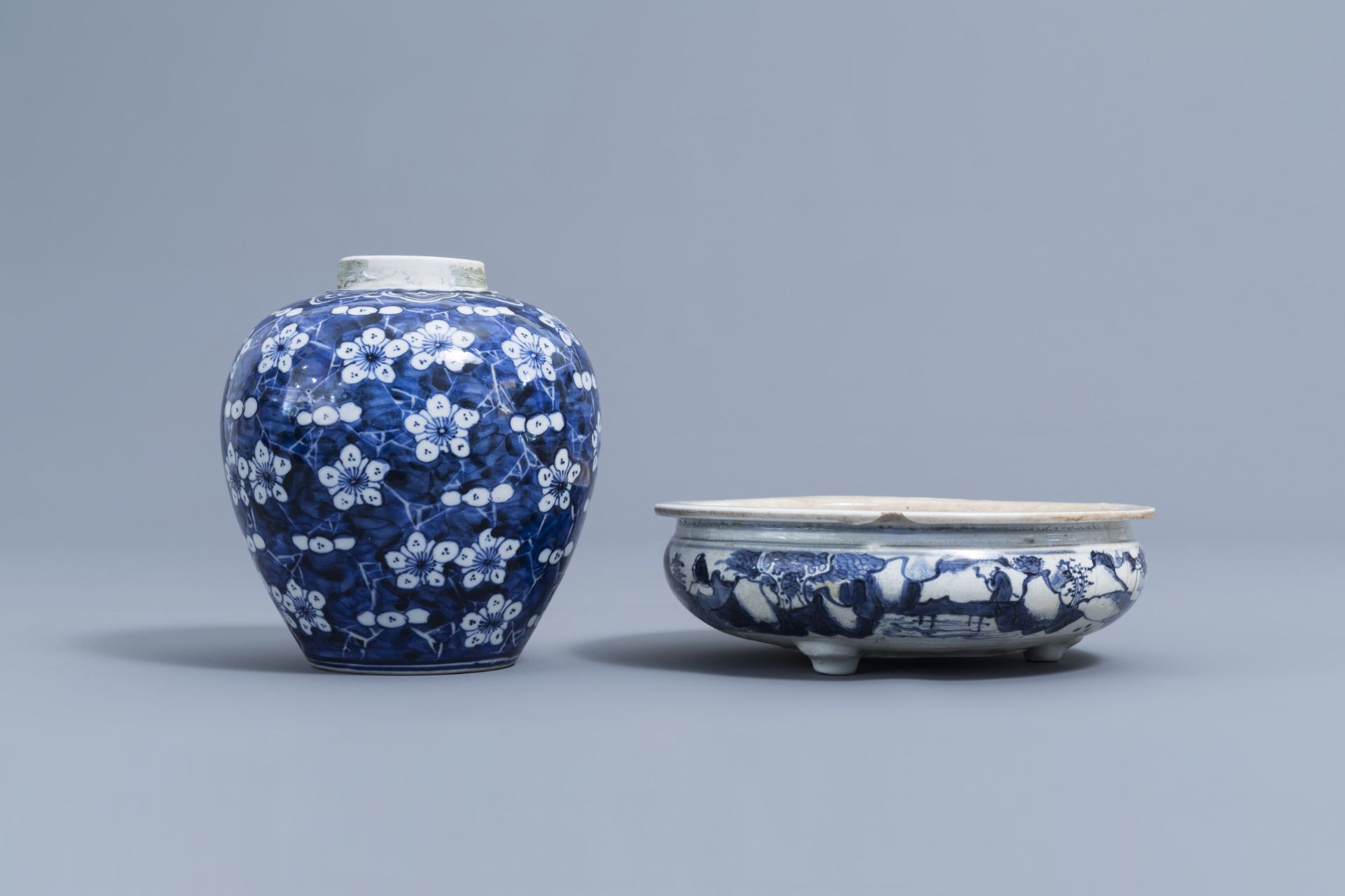 A varied collection of Chinese, blue, white and famille jaune porcelain, 19th/20th C. - Image 10 of 15