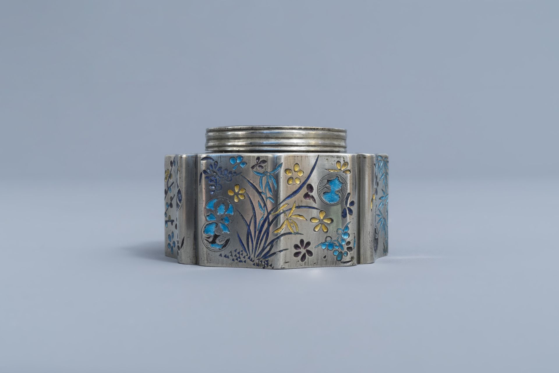 A rare Chinese enamelled paktong spittoon, 19th C. - Image 4 of 9