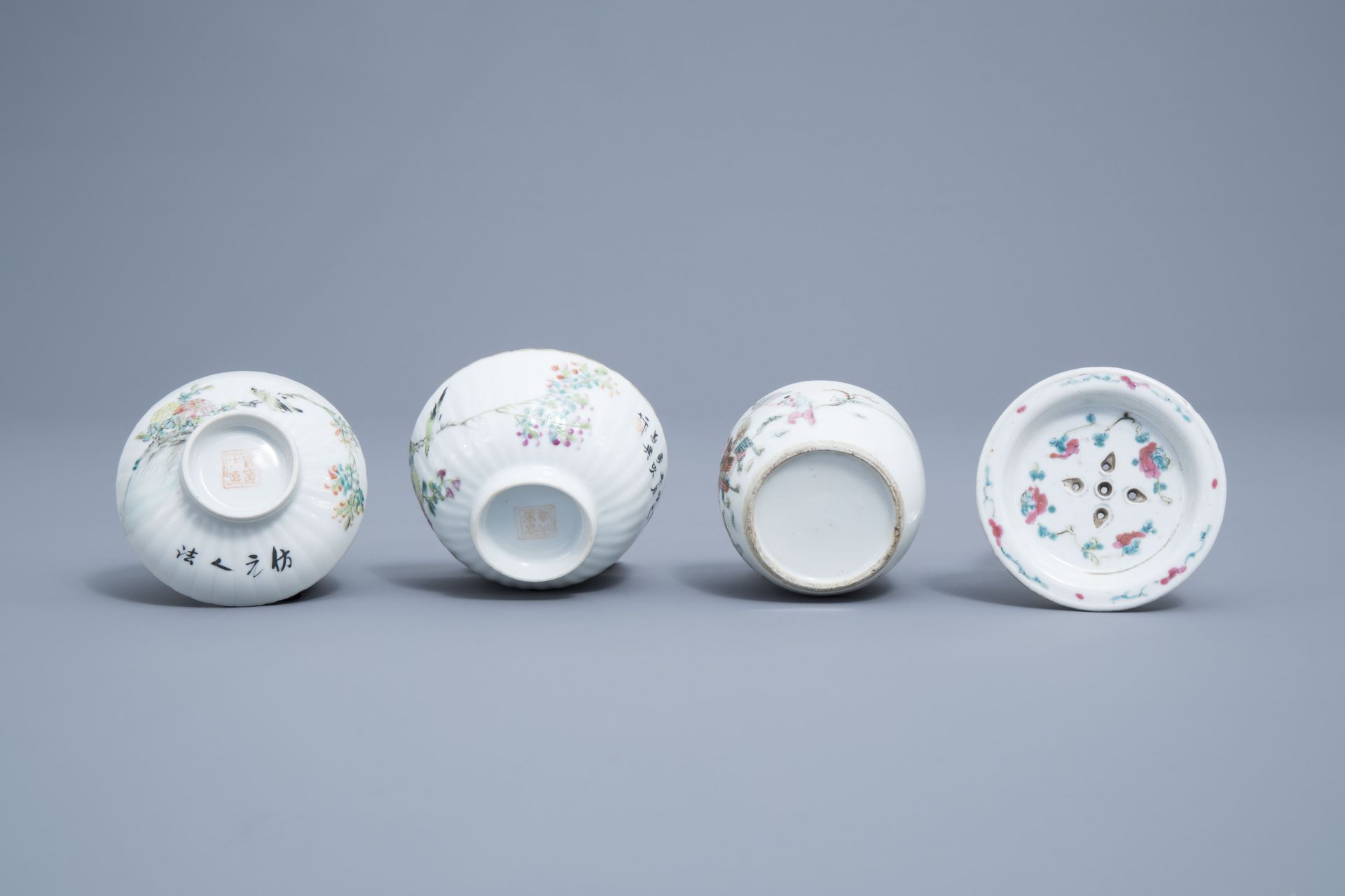 A Chinese five-piece famille rose tea service, 19th/20th C. - Image 13 of 16