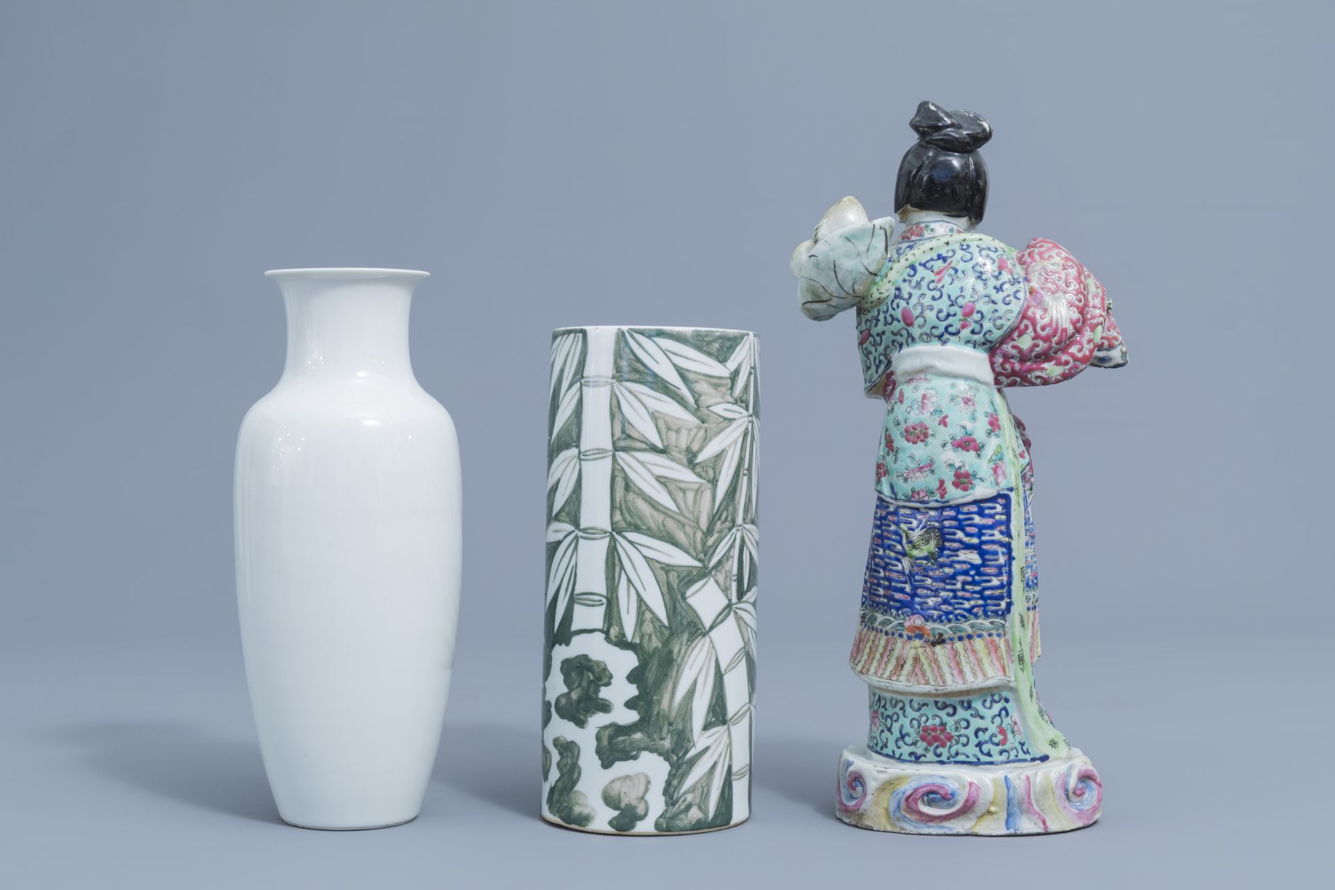 A varied collection of Chinese famille rose and famille verte porcelain, 19th/20th C. - Image 10 of 13