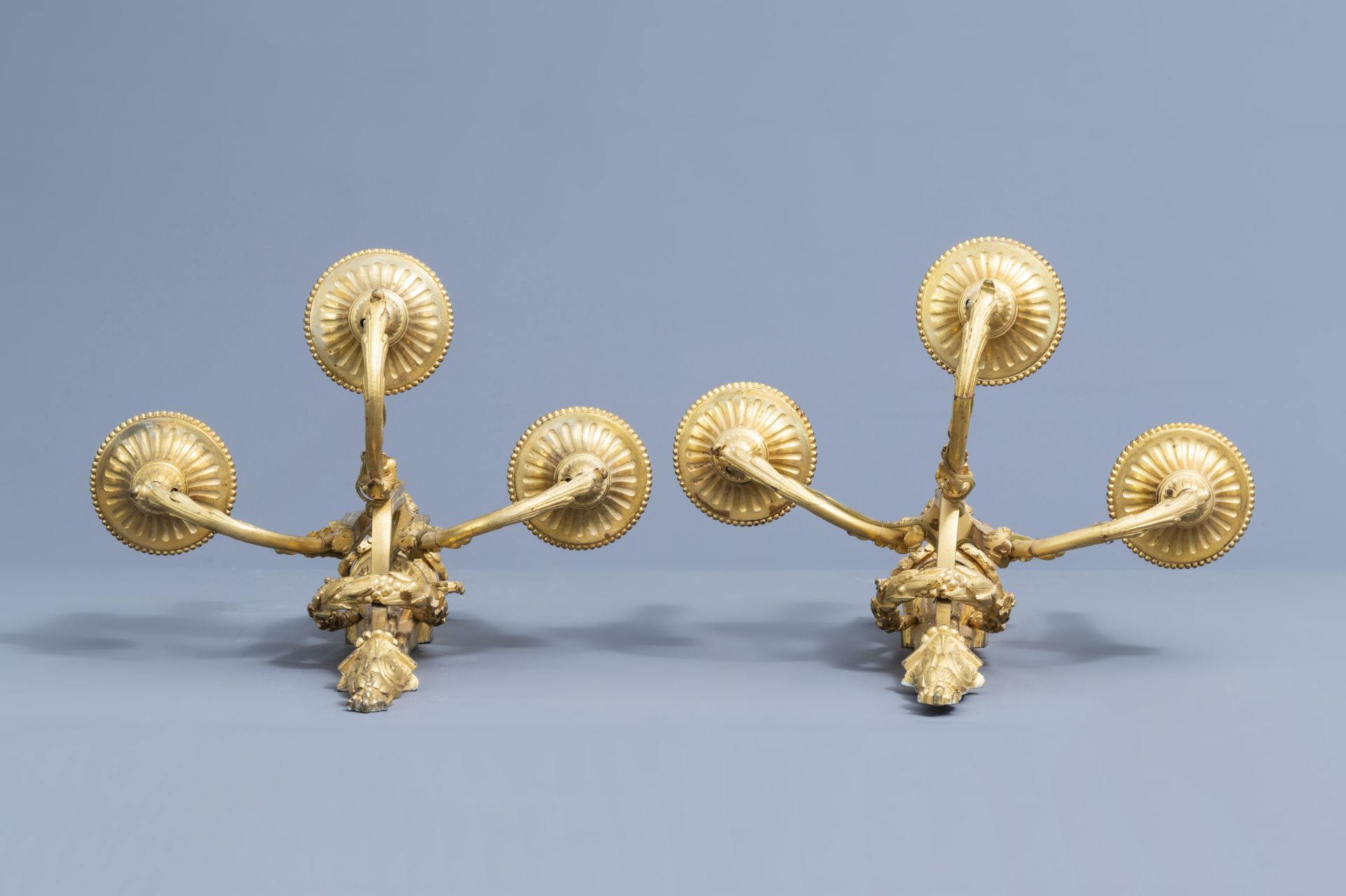 A pair of French Louis XVI ormolu lights in the manner of Jean-Charles Delafosse (1734-1789), 18th C - Image 5 of 6