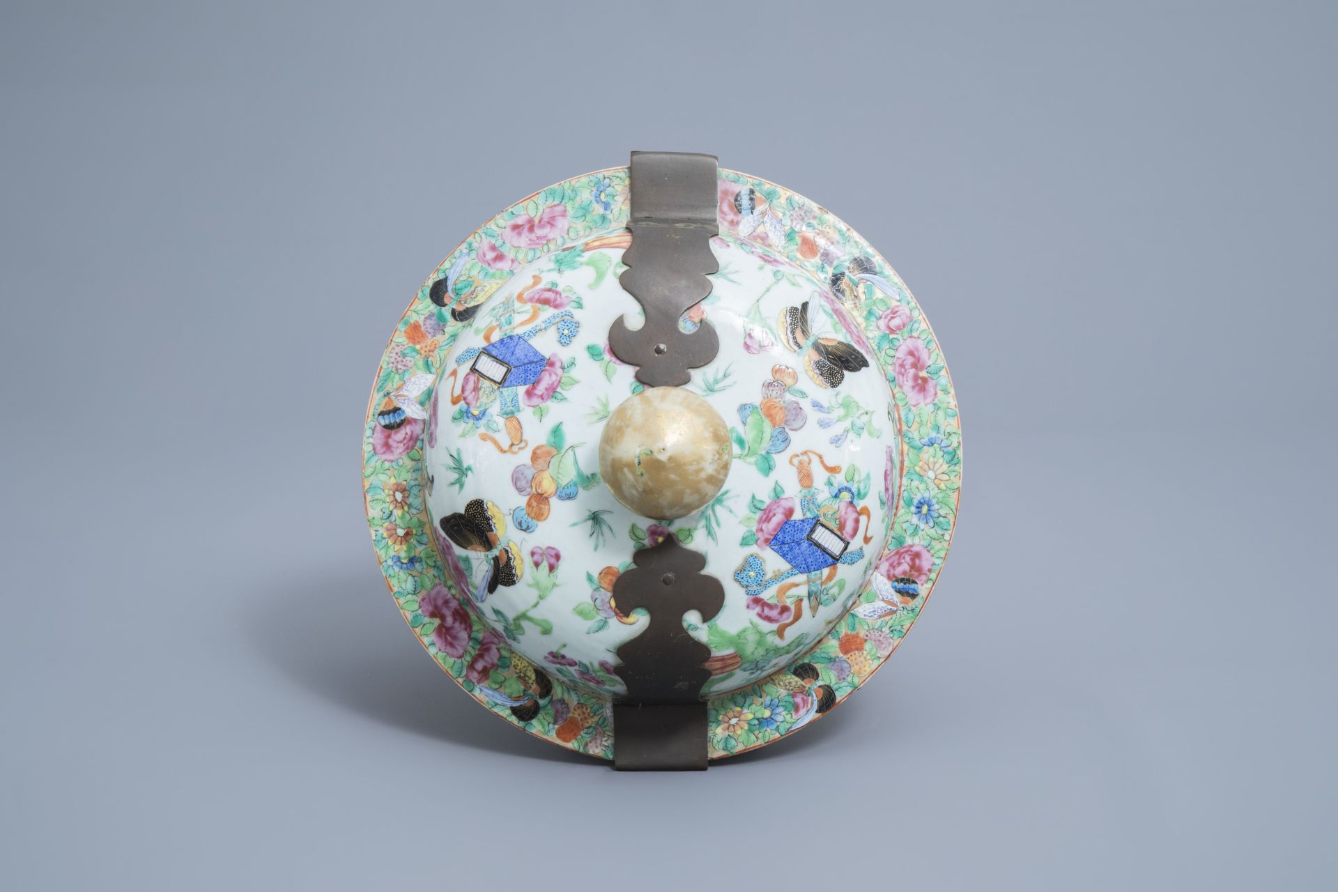 A large Chinese Canton famille rose vase and cover with antiquities, 19th C. - Image 13 of 13