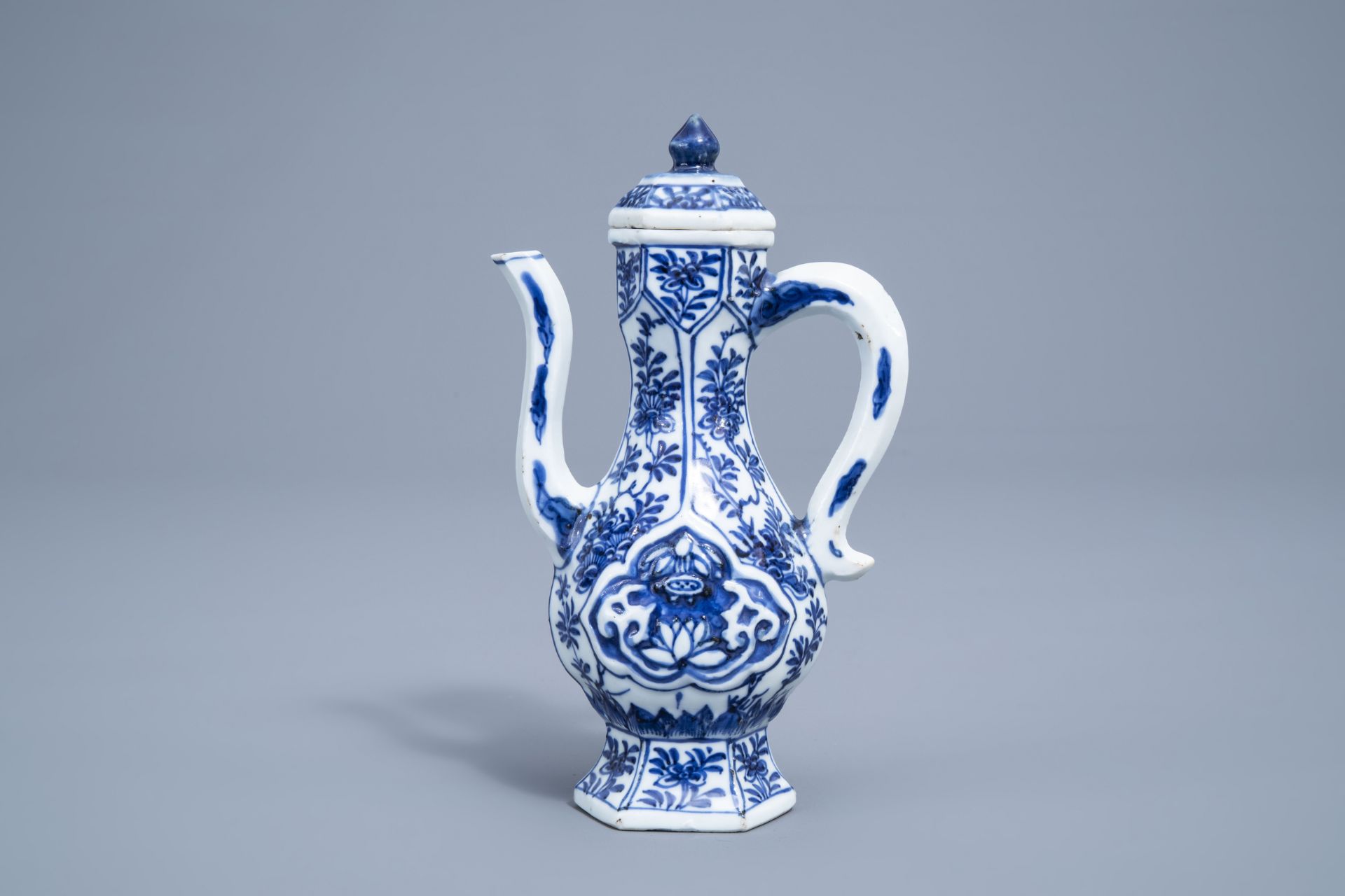 A Chinese blue and white ewer and cover with floral design, Kangxi - Image 4 of 7