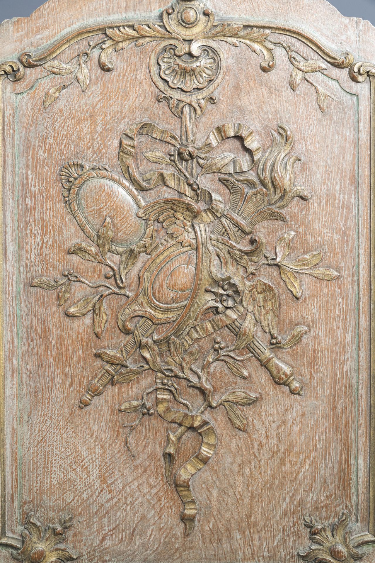 A French carved wooden Louis XV panel with ribbons and acanthus leaves, 18th C. - Image 3 of 3