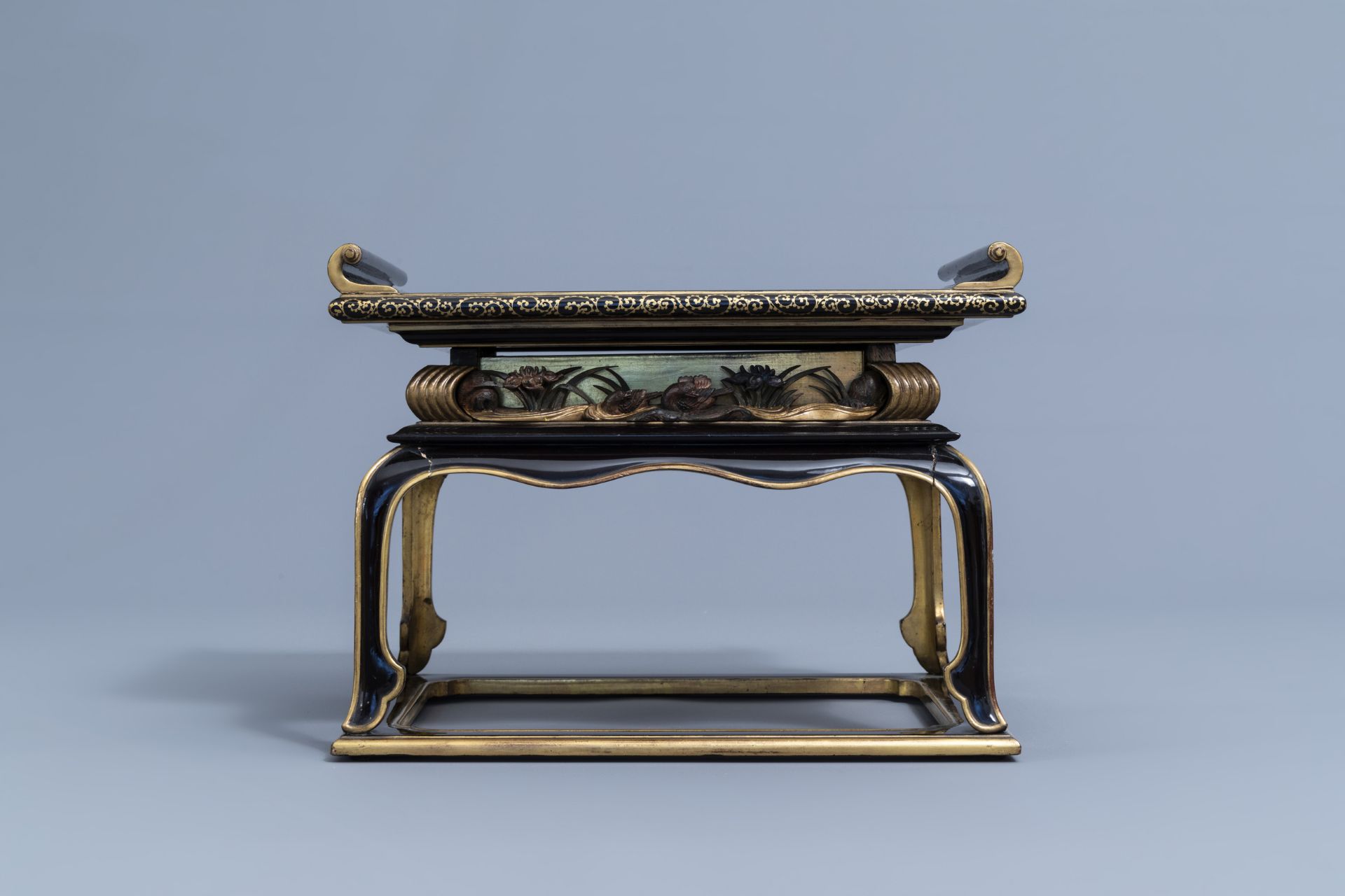 A Japanese gilt and lacquered wooden tray on stand with floral design, Meiji/Showa, 19th/20th C. - Image 4 of 7