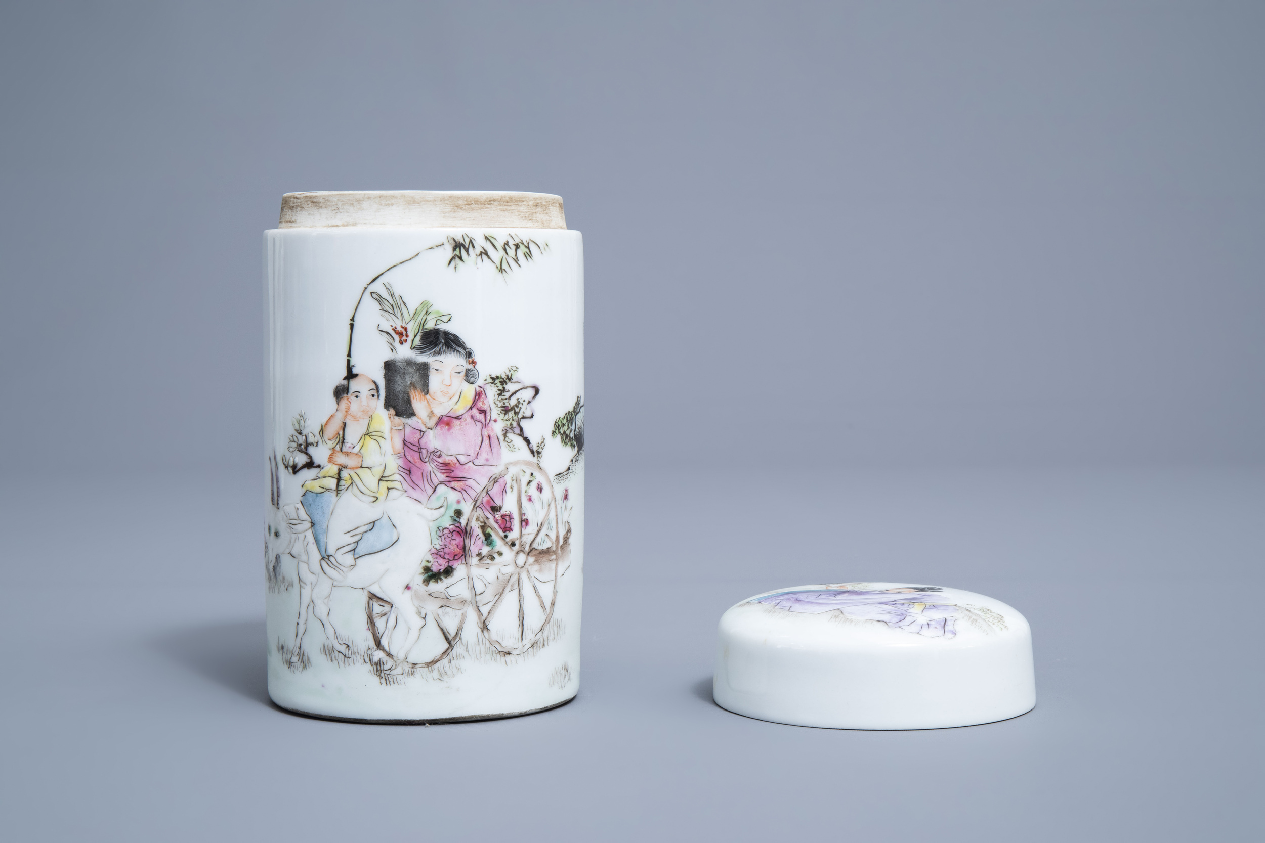 Three Chinese famille rose vases and a jar and cover with figures in a landscape, 19th/20th C. - Image 9 of 14