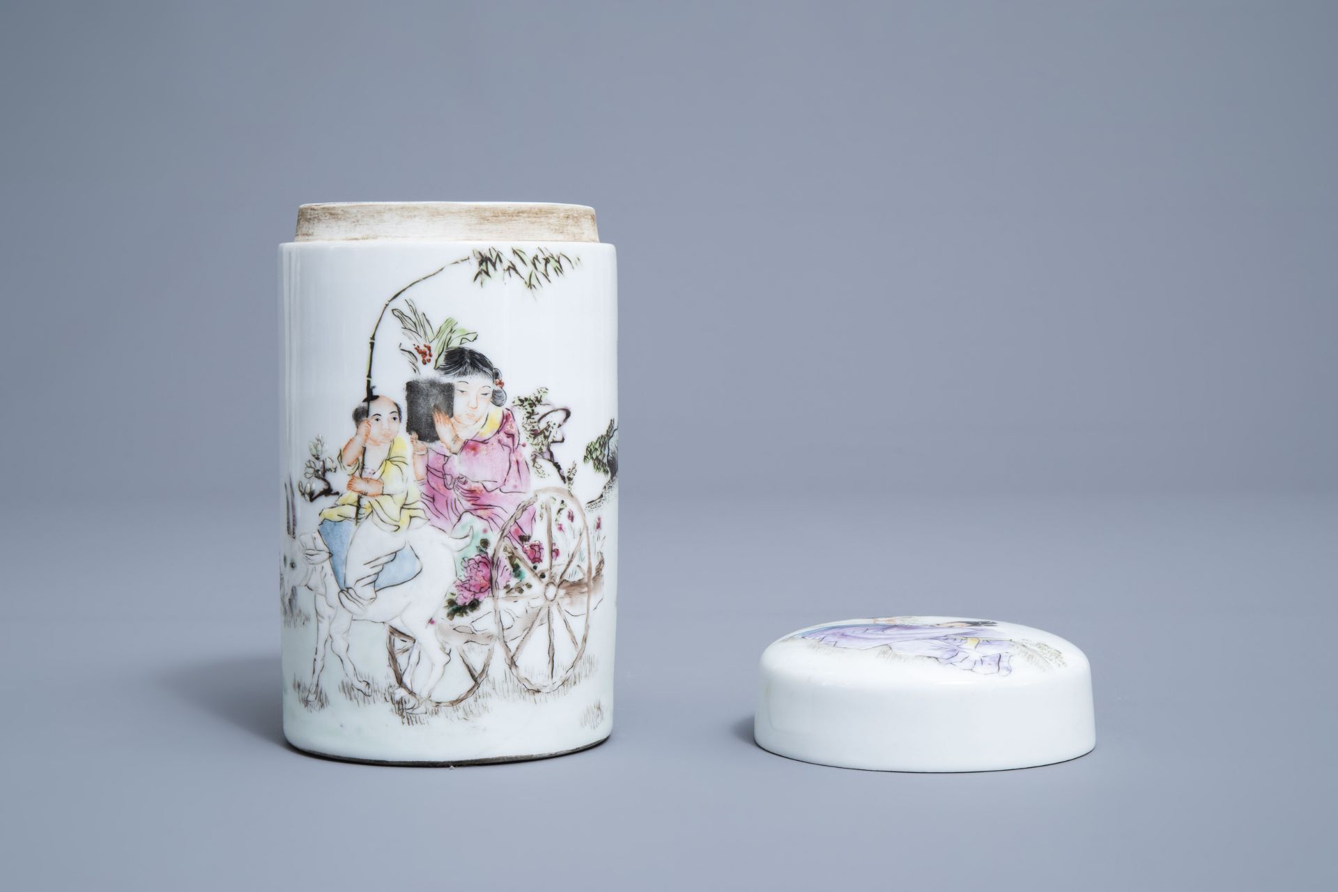 Three Chinese famille rose vases and a jar and cover with figures in a landscape, 19th/20th C. - Image 9 of 14