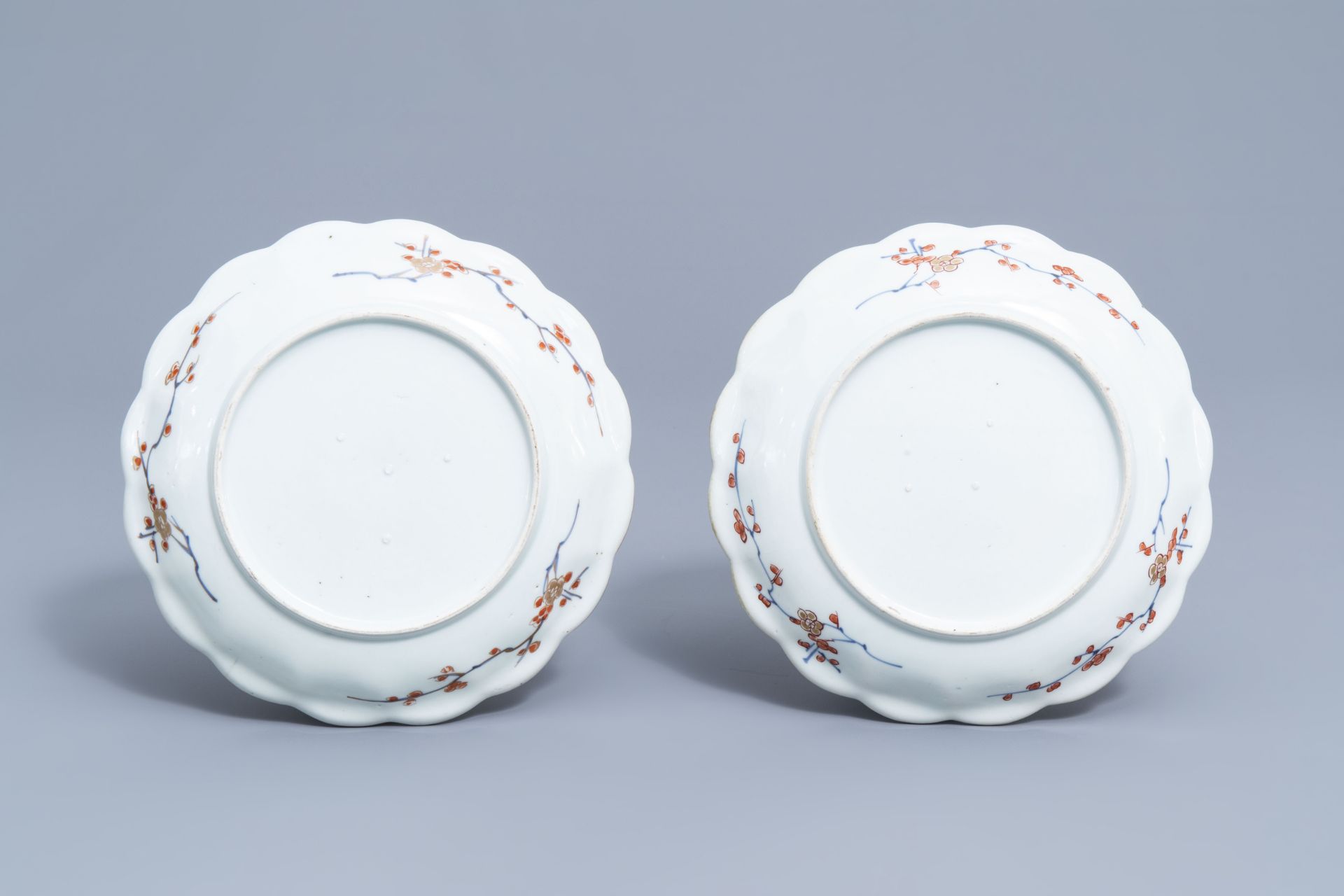 Seven Japanese Imari plates with scalloped rim and floral design, Edo, 18th C. - Image 5 of 7