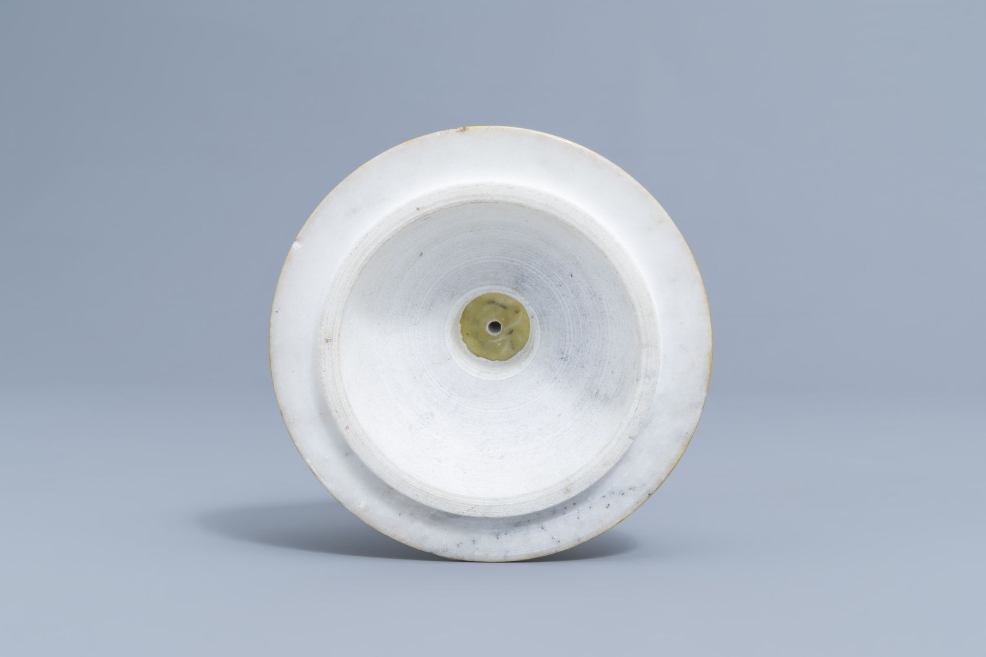 A large Indian Mughal alabaster cup and cover with portrait miniatures, 19th/20th C. - Image 7 of 8