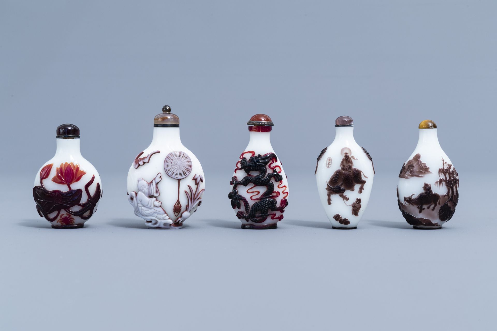 Nine Chinese overlay glass snuff bottles and one in agate, 20th C. - Image 2 of 4