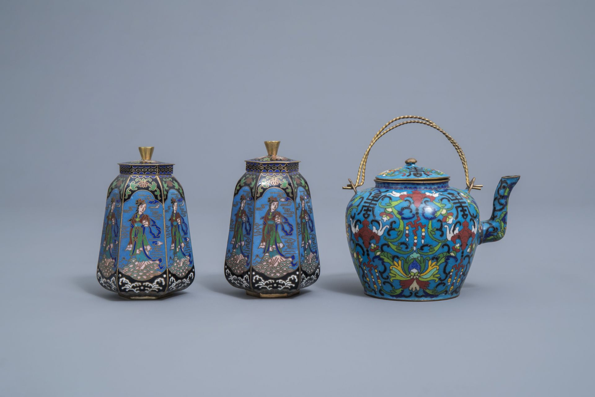 A varied and extensive collection of Chinese cloisonne vases, a teapot and a dish on foot, 20th C. - Image 22 of 27