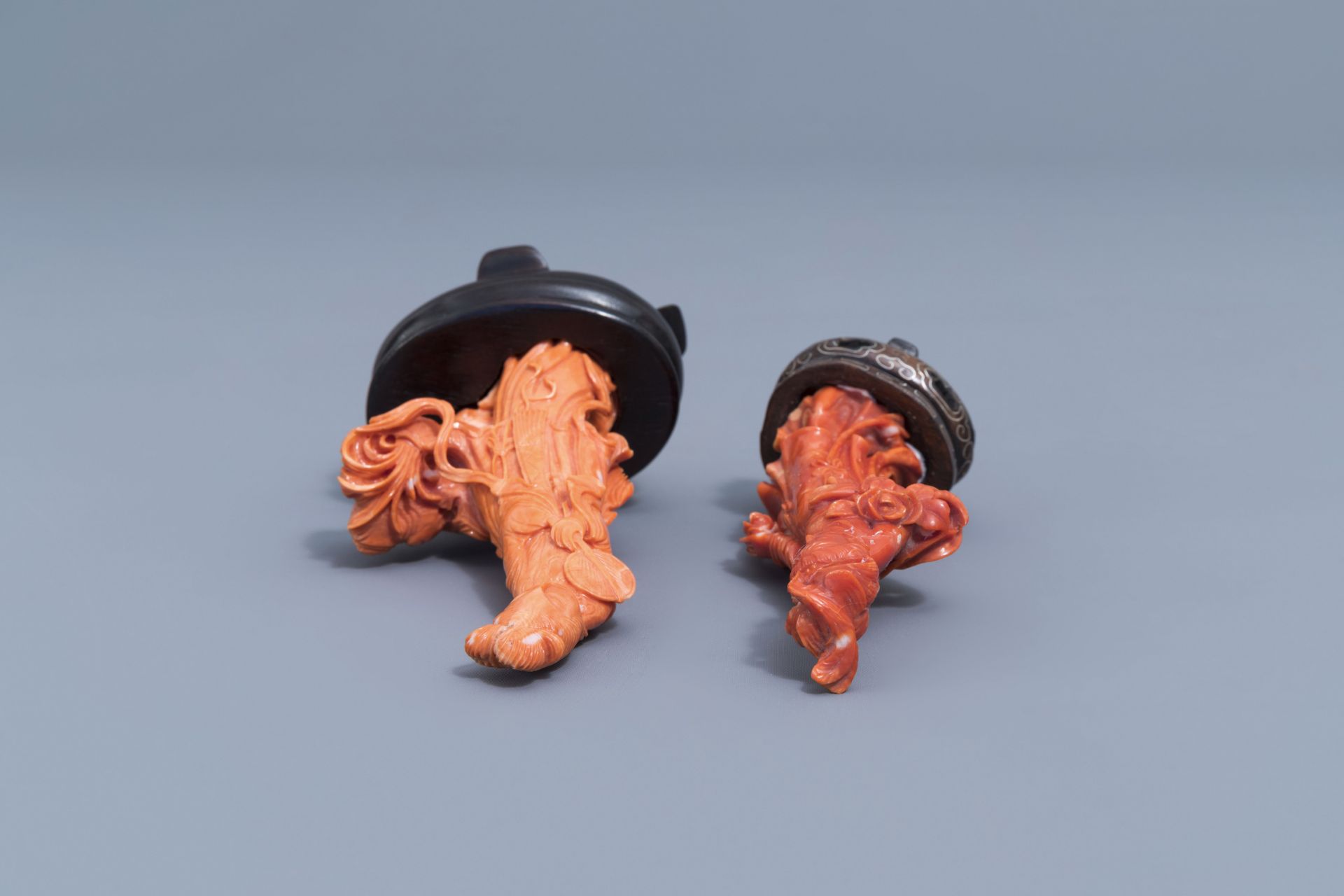 Two Chinese carved red coral figures of a lady, 19th/20th C. - Image 7 of 7