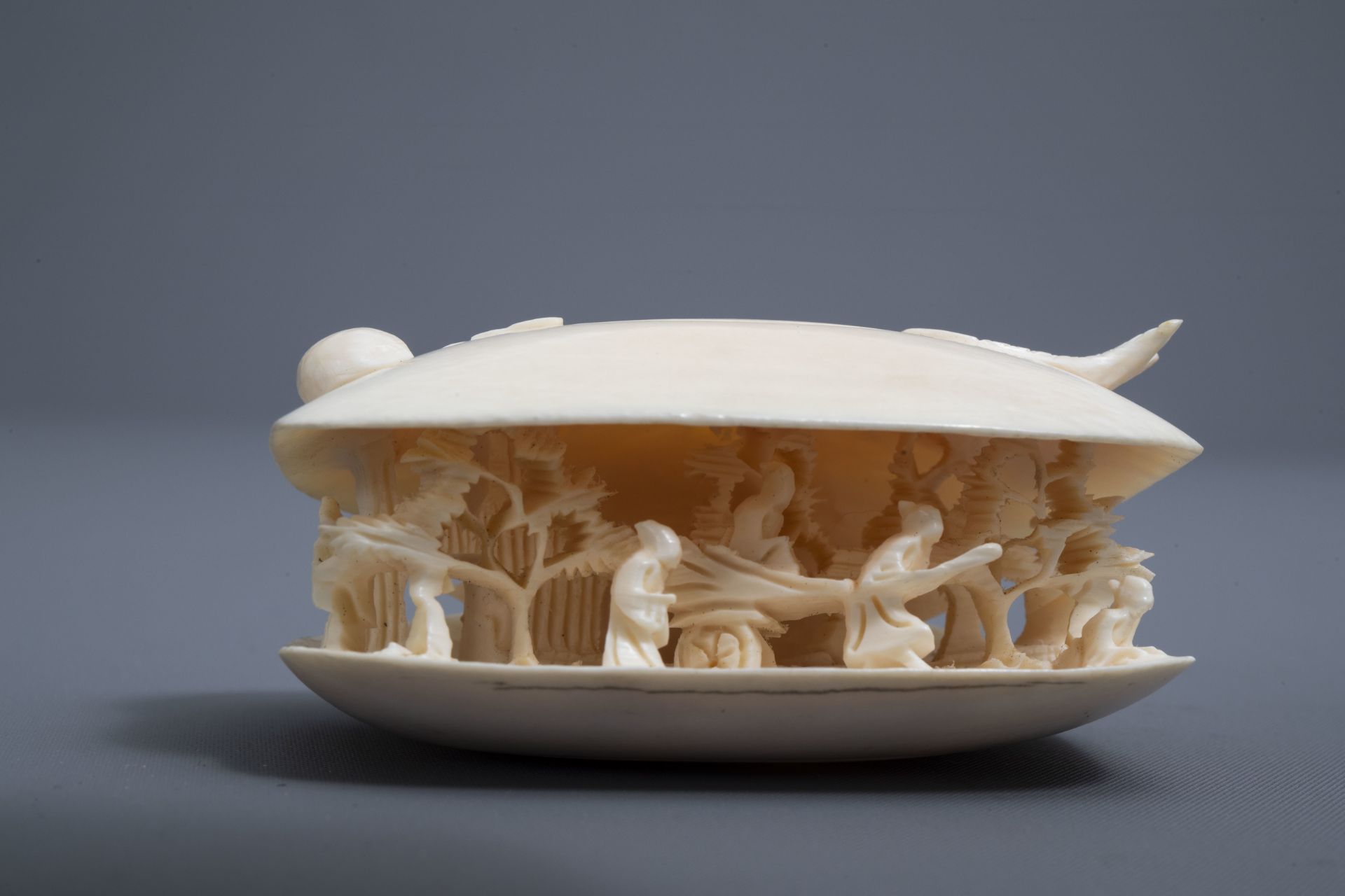 Five various Japanese ivory netsuke and okimono, Meiji, and a Chinese Canton shell, 19th/20th C. - Image 18 of 18