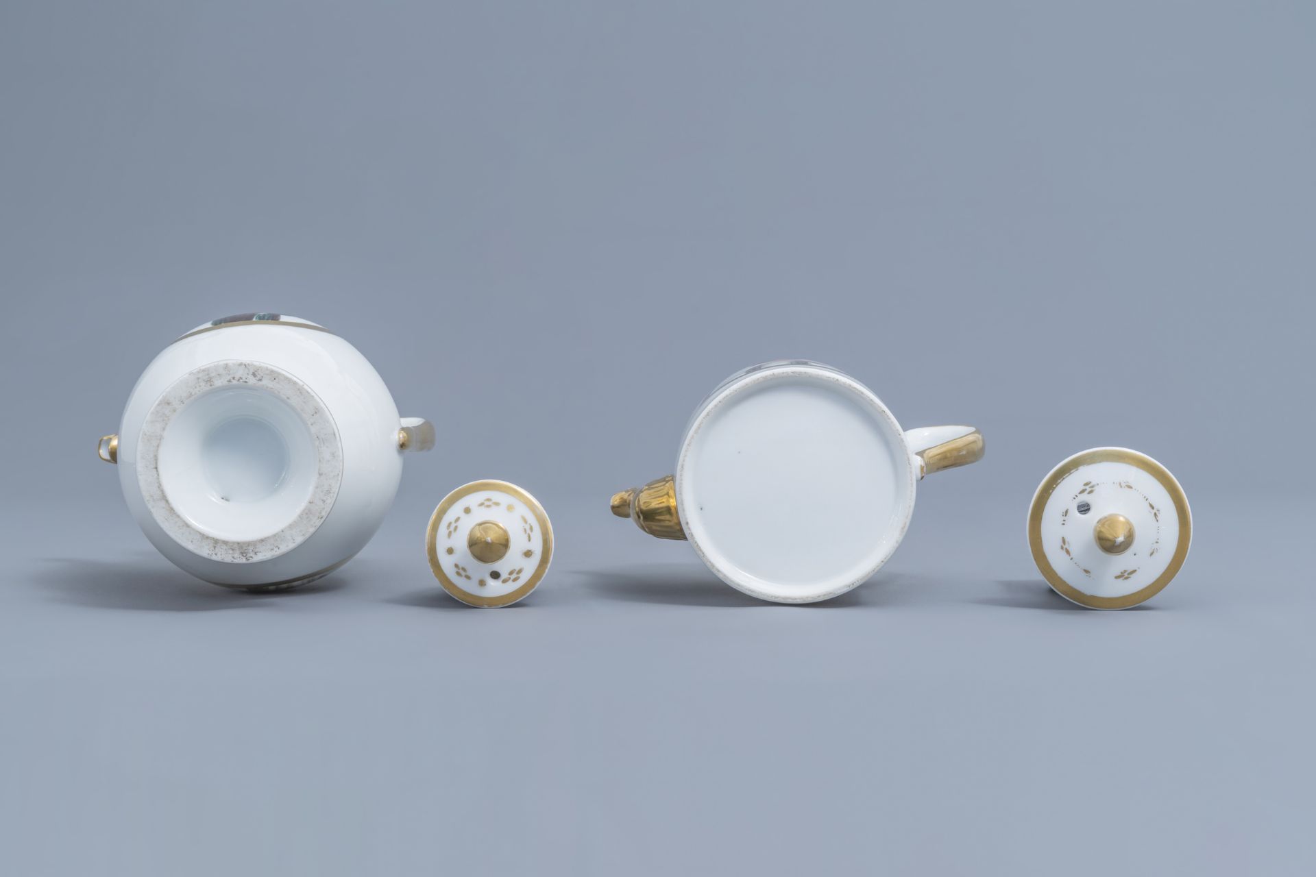 A 25-piece Paris porcelain coffee and tea service with First French Empire ladies portraits, 19th C. - Image 38 of 70