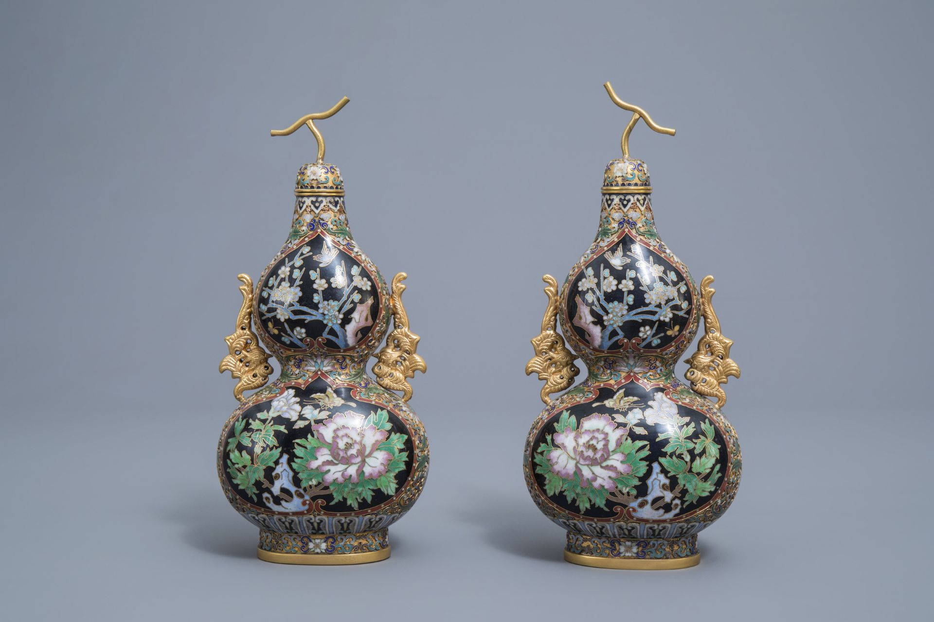 A varied and extensive collection of Chinese cloisonne vases, a teapot and a dish on foot, 20th C. - Image 12 of 27