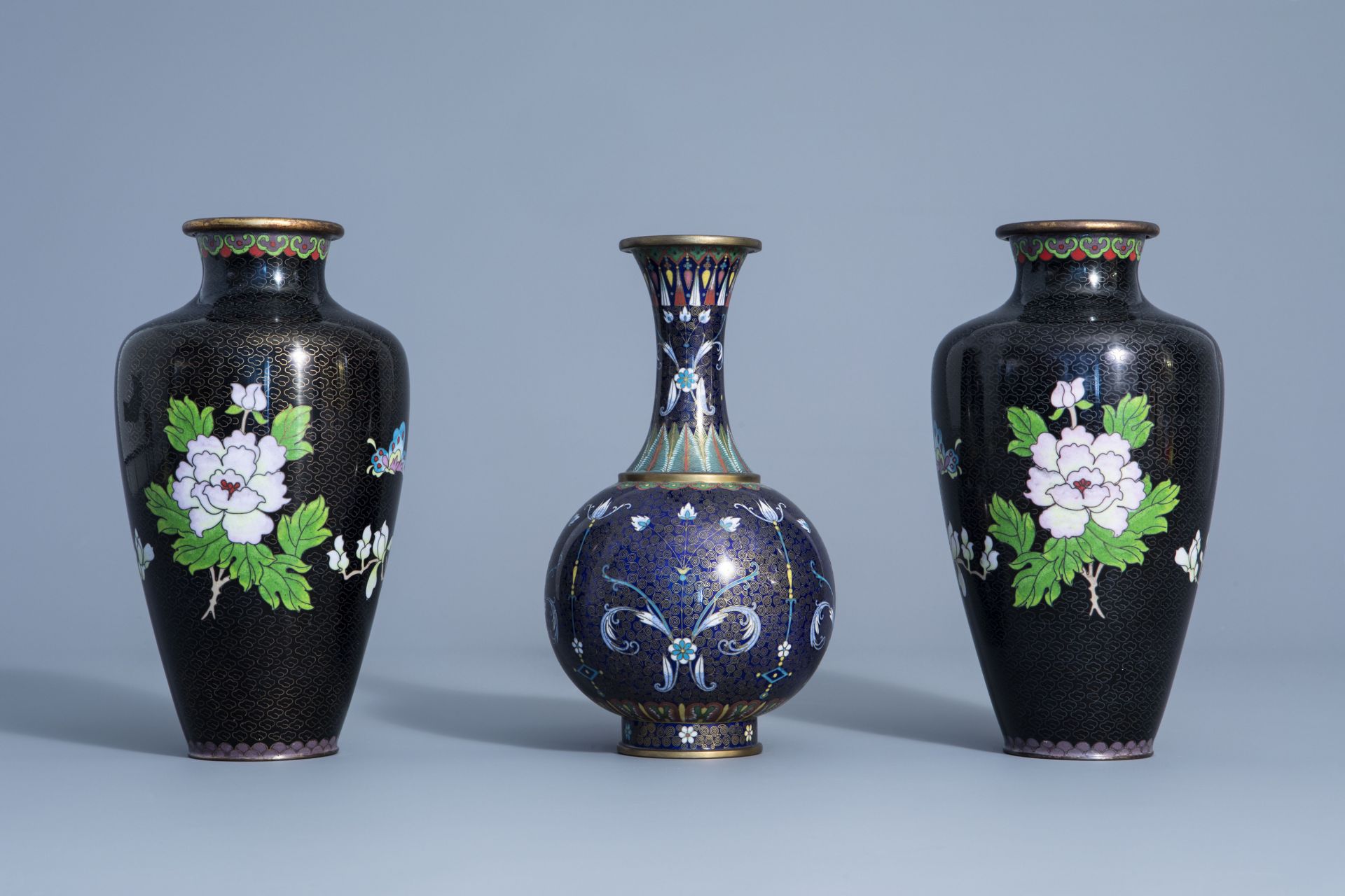 A pair of Chinese cloisonne vases with floral design and a bottle vase, 19/20th C. - Image 4 of 7