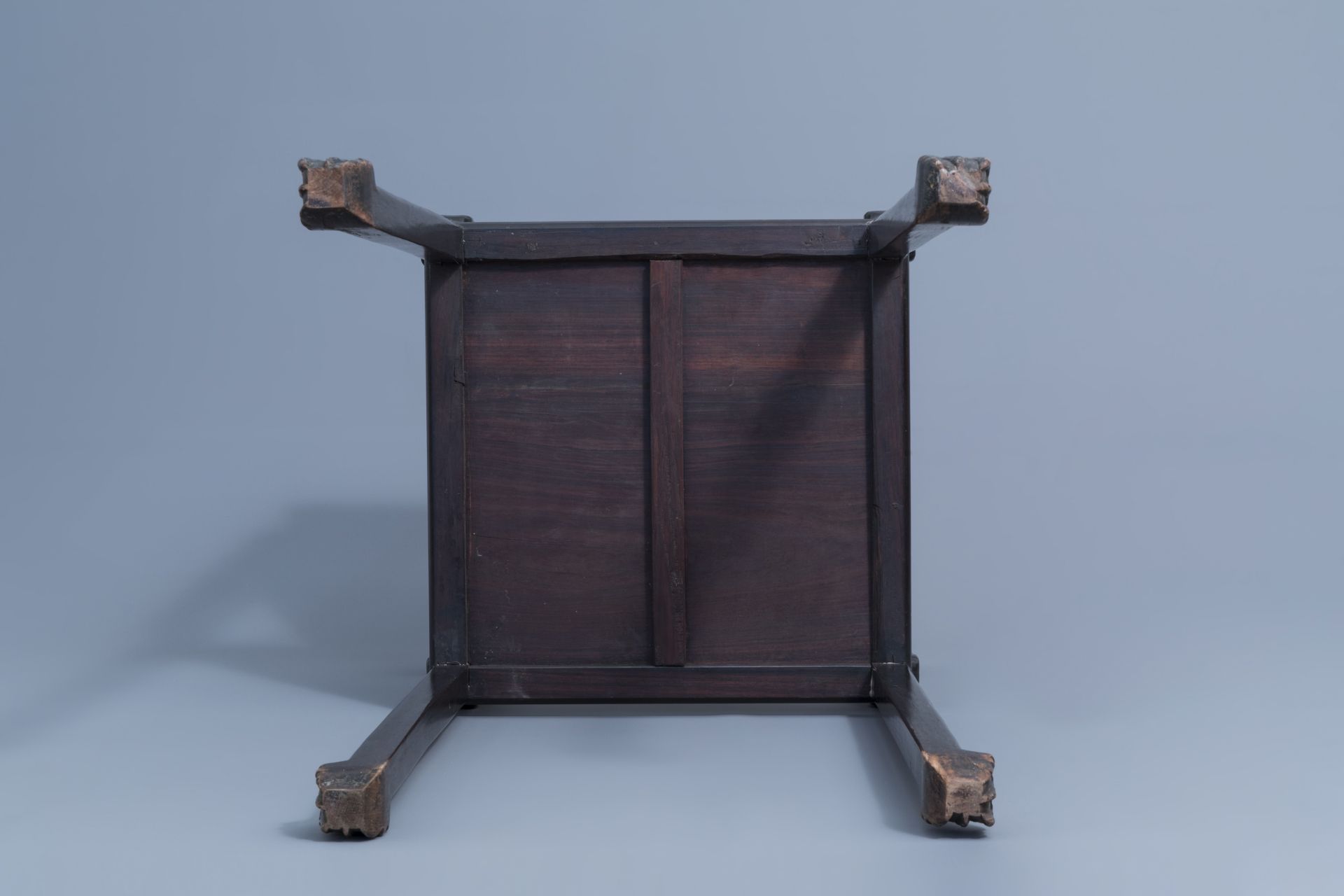 A Chinese carved wooden stand with marble top, 19th/20th C. - Image 7 of 7