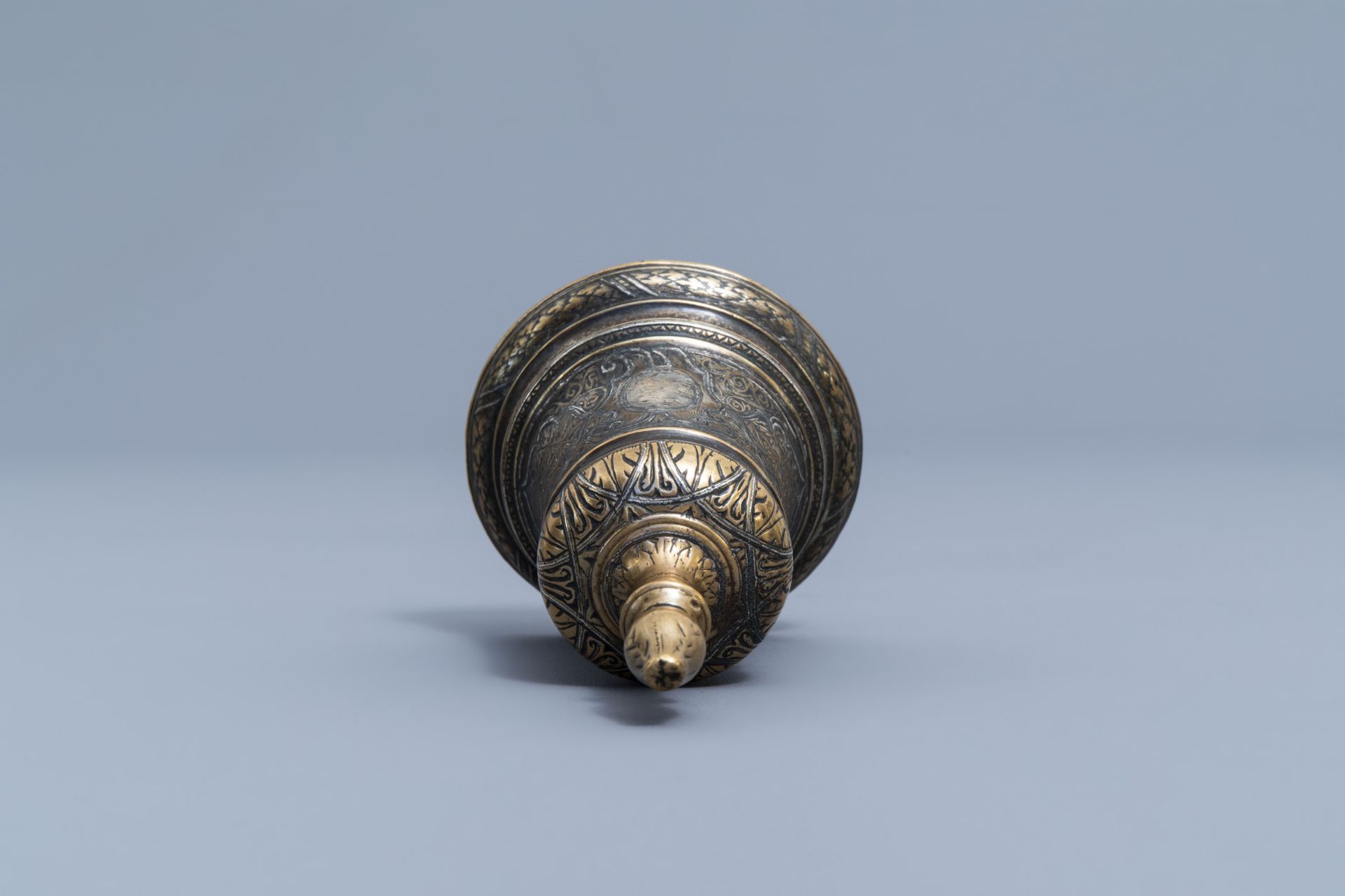 An Islamic silver inlaid bronze table bell, 17th/18th C. - Image 7 of 7