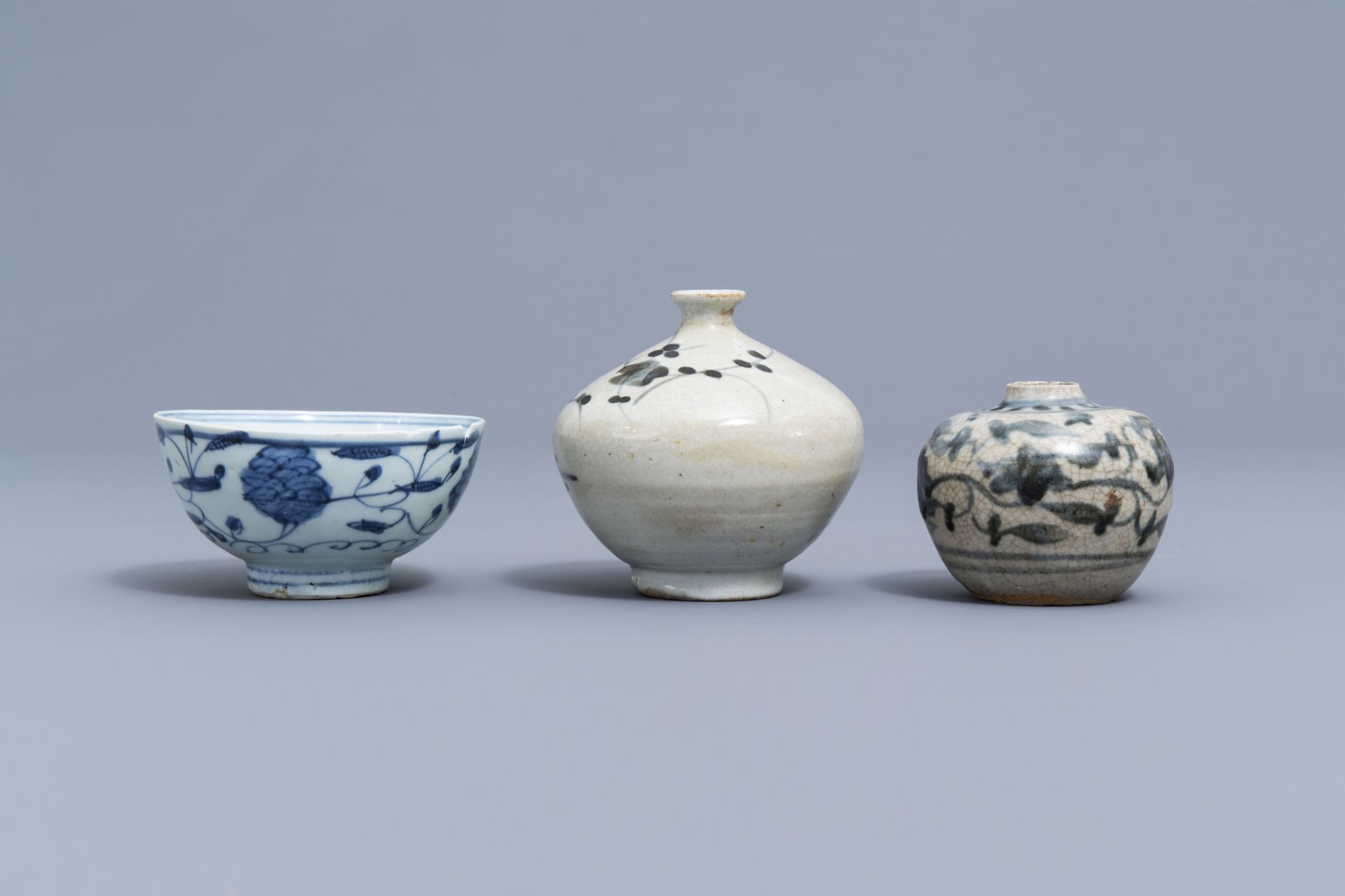 A varied collection of Chinese blue, white and celadon porcelain, Ming and later - Image 22 of 38