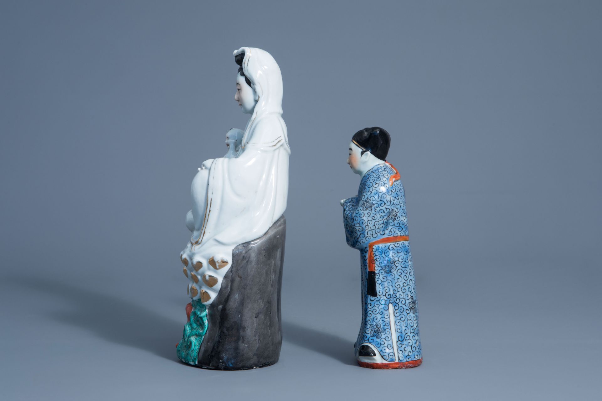 Two Chinese porcelain figures of Guanyin and of a scholar, Republic, 20th C. - Image 5 of 7