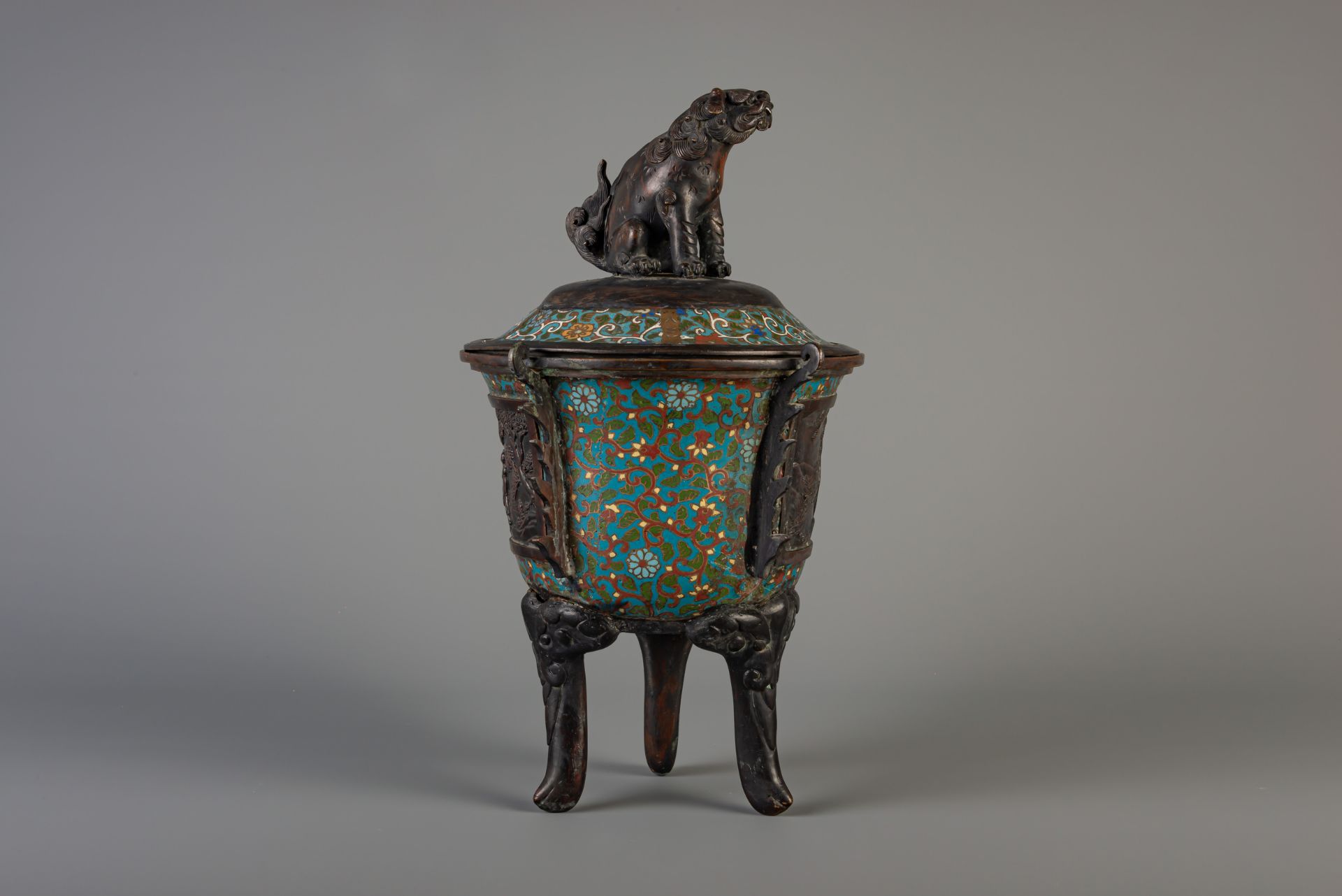 A Japanese vase, a censer and a jardiniere in champleve and cloisonne, Meiji, 19th/20th C. - Image 11 of 20