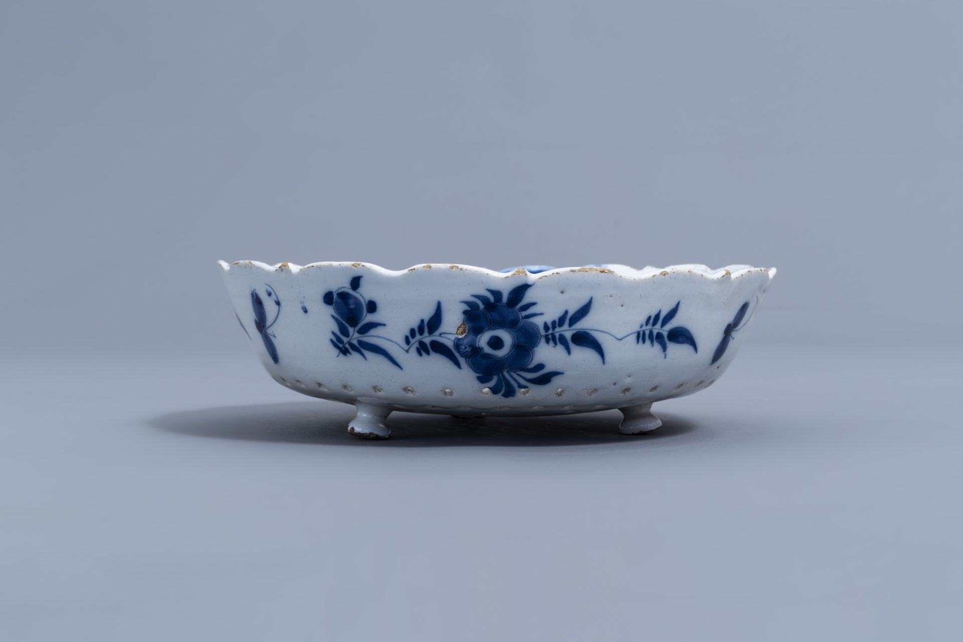 A varied collection of Dutch Delft blue and white pottery with mosty floral designs, 18th C. - Bild 11 aus 18